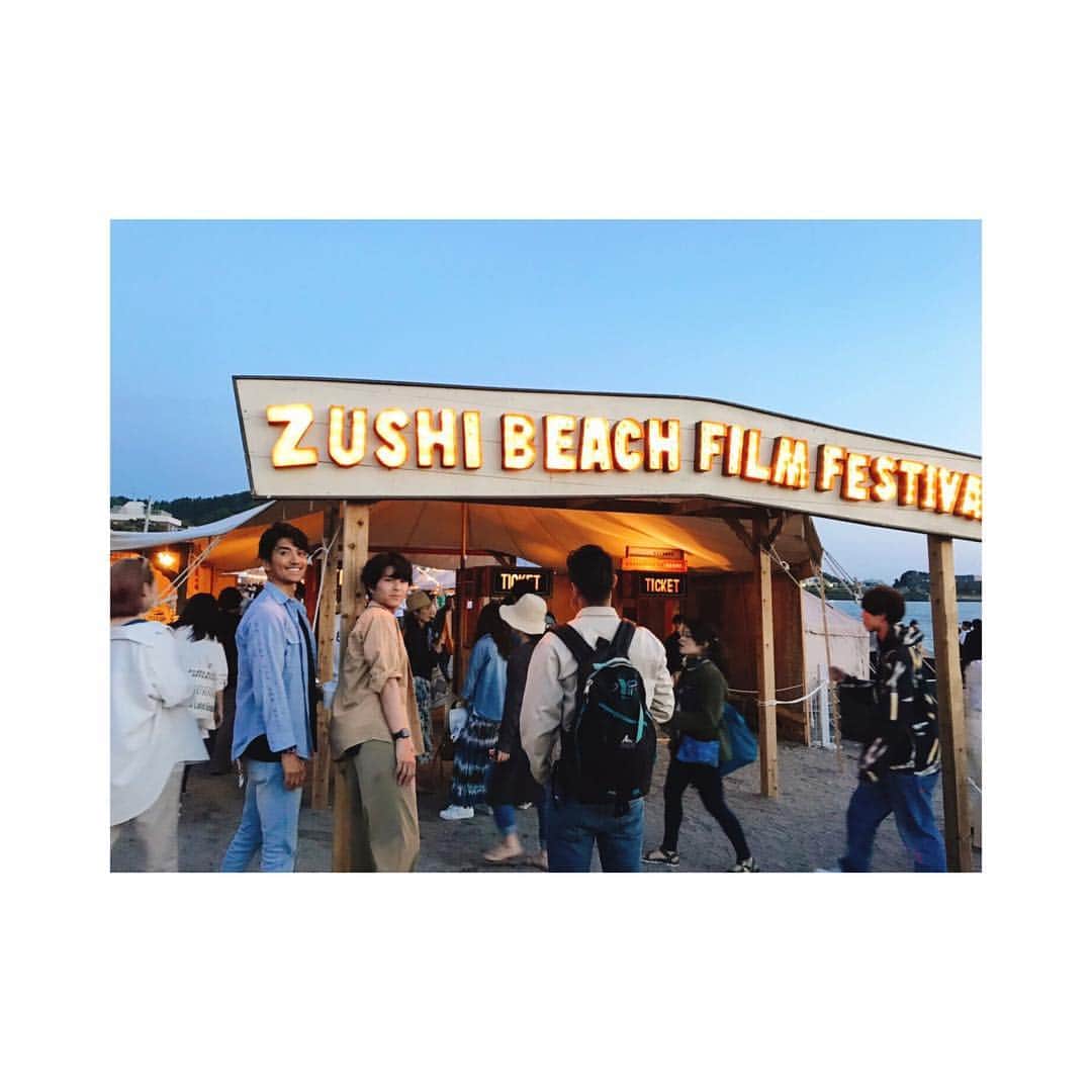 幸太さんのインスタグラム写真 - (幸太Instagram)「10th anniversary !! Congrats for #zushibeachfilmfestival  子供の日は、大人こどもな仲間と #逗子映画祭 へ🖤  今年も行けたー そして、10年続くって凄いよねー  逗子の素晴らしいロケーションで、気持ちの良いイベントです。  明日6日まで開催してるので、 ゴールデンウィーク最終日に、 お時間ある方は是非行ってみてー😊  Big thanks @ryuta_iwai & @hlna.jp 🙏  #beachfestival #filmfestival #zushi #beachlover #skateboard #friends #actor #celebritypr #surfer #model #大人こどもの会 #久しぶりのメンバー #ビーチフェス #逗子  #10周年  #どんどん素敵になるイベント #そんなイベントに #当初から関わってる #先輩には #リスペクトです」5月5日 22時17分 - kotawave