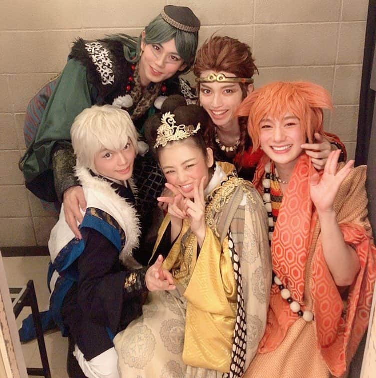 片山萌美さんのインスタグラム写真 - (片山萌美Instagram)「御一行ありがとう！  #西遊記2019 #俳優座劇場 #舞台 #仲間」5月5日 22時27分 - moet_mi