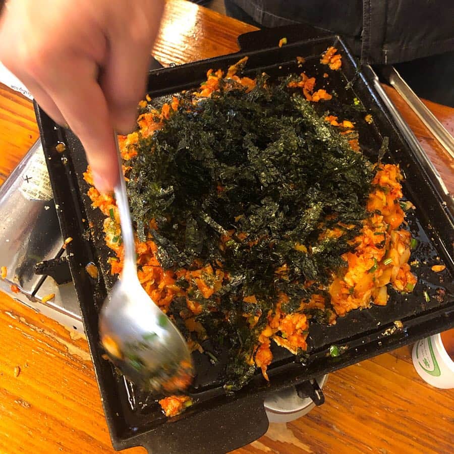 千秋さんのインスタグラム写真 - (千秋Instagram)「韓国で食べたもの一気に紹介😋 1どこでも見かける屋台の、これ名前なんだろう？🍳ホンデで。 2ロケ弁にキンパ🍙 3-7チンデガムにあるチャドルバギ系🥓薄いお肉に薄いホタテやお野菜を巻いて食べるやつ。オンエアしたやつ。ここでもシメのポックンパが美味しかった！だいたいどこでもハートに仕上げてくれるのはインスタ用らしいです♡ 8イクソンドンのホットク🥞 去年はお買い物し過ぎ、今年は食べ過ぎな韓国の旅でした👋🏻 #千秋旅日記 #韓国旅行 #ノンストップ #キンパ #チュクミ #ホットク #チャドルサマプ #ポックンパ #イクソンドン #ホンデ #チンデガム」5月5日 22時24分 - chiaki77777