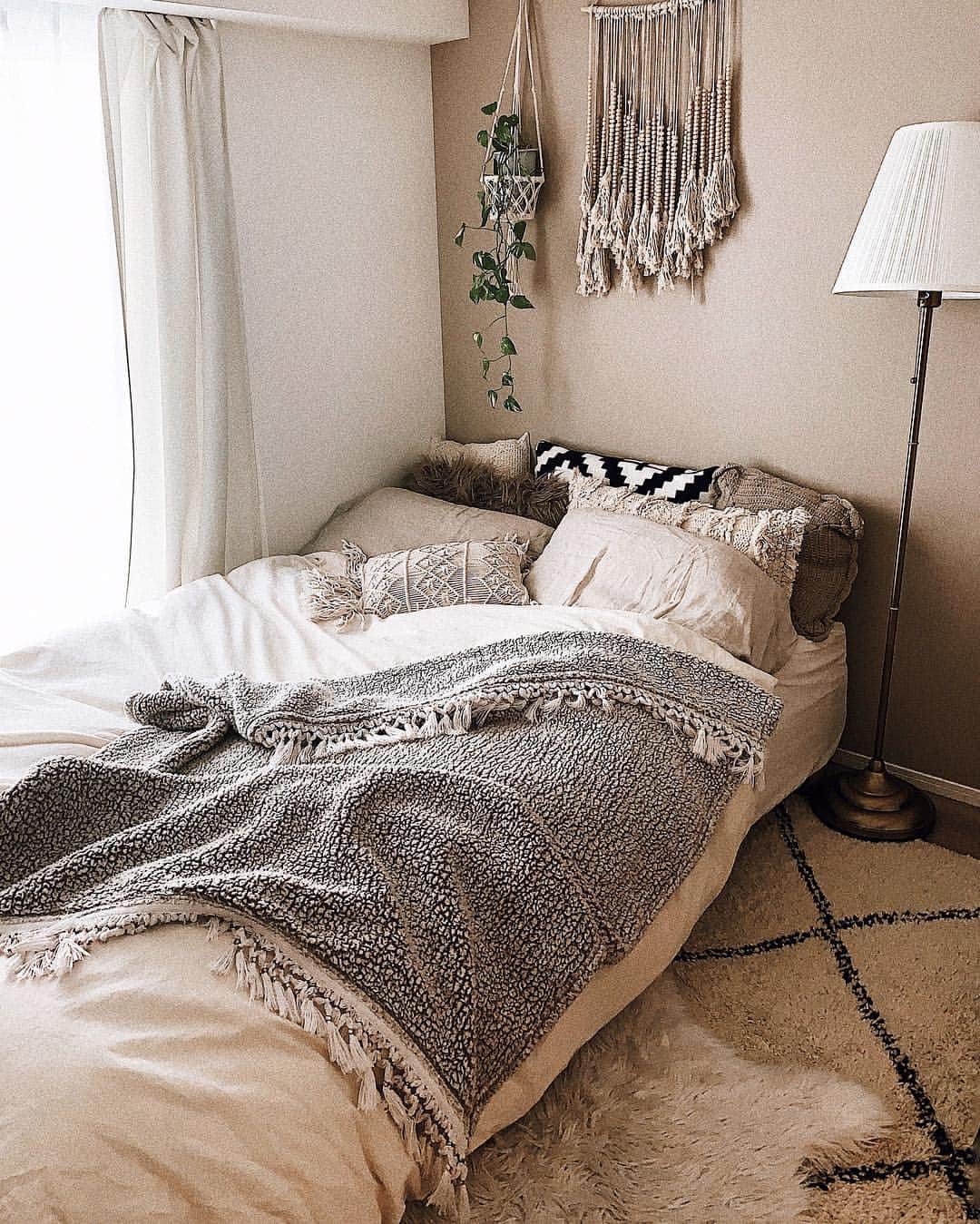 Manamiのインスタグラム：「🛏☺️💤💓💓💓 基本、家にいるときはずっと ベッドの横のファーの上にいる🐑#定位置 ㅤ 布団カバー、枕カバー、カーテンは @muji_global 🙆🏽‍♀️ 毛布は @urbanoutfittershome 🐻 ラグはモロッコで買ったやつ🐑 もう2年使って汚れたから、 今月モロッコで新しいの買おうか考え中😙 #マナシカの家」