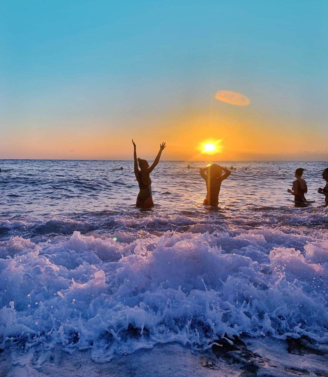 Zanna Van Dijkさんのインスタグラム写真 - (Zanna Van DijkInstagram)「“Everyday we are given sunrise and sunset. They don’t mind whether we watch them or not, they will continue being beautiful” 🌅 And damn, this mornings was stunning! I’ve had the most incredible weekend with @thehappypear here in Ireland 🇮🇪 A highlight was definitely this mornings “swimrise” at 5.30am. I tell you what, it’s bloody freezing, but I’ve never felt so ALIVE! 💥 I can’t think of a better way to start the day than by connecting with the ocean, my body, my mental resilience and with the amazing community @thehappypear have built 🙏🏼 These lads are inspiring as hell. Not just for their business prowess, but for their zest for life. They radiate happiness, you can’t help but be uplifted by their energy and downright loveliness 🙆🏼‍♀️I’m leaving Ireland feeling like a new woman, inspired as hell, and ready to take on whatever life throws at me in the coming week. Thank you @thehappypear 💪🏼💗 #greystones #thehappypear #swimrise #sunrise #sunset #livelife #siezetheday」5月5日 22時35分 - zannavandijk