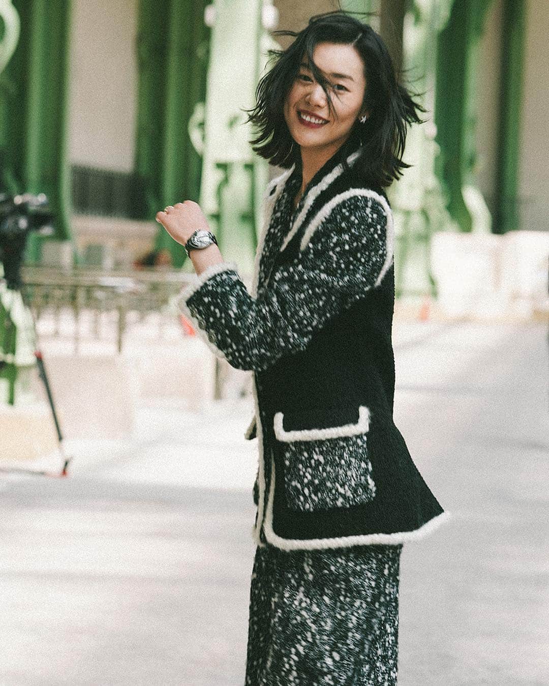 リウ・ウェンのインスタグラム：「Meeting everyone at the @chanelofficial #CHANELCruise station!✨🚉」