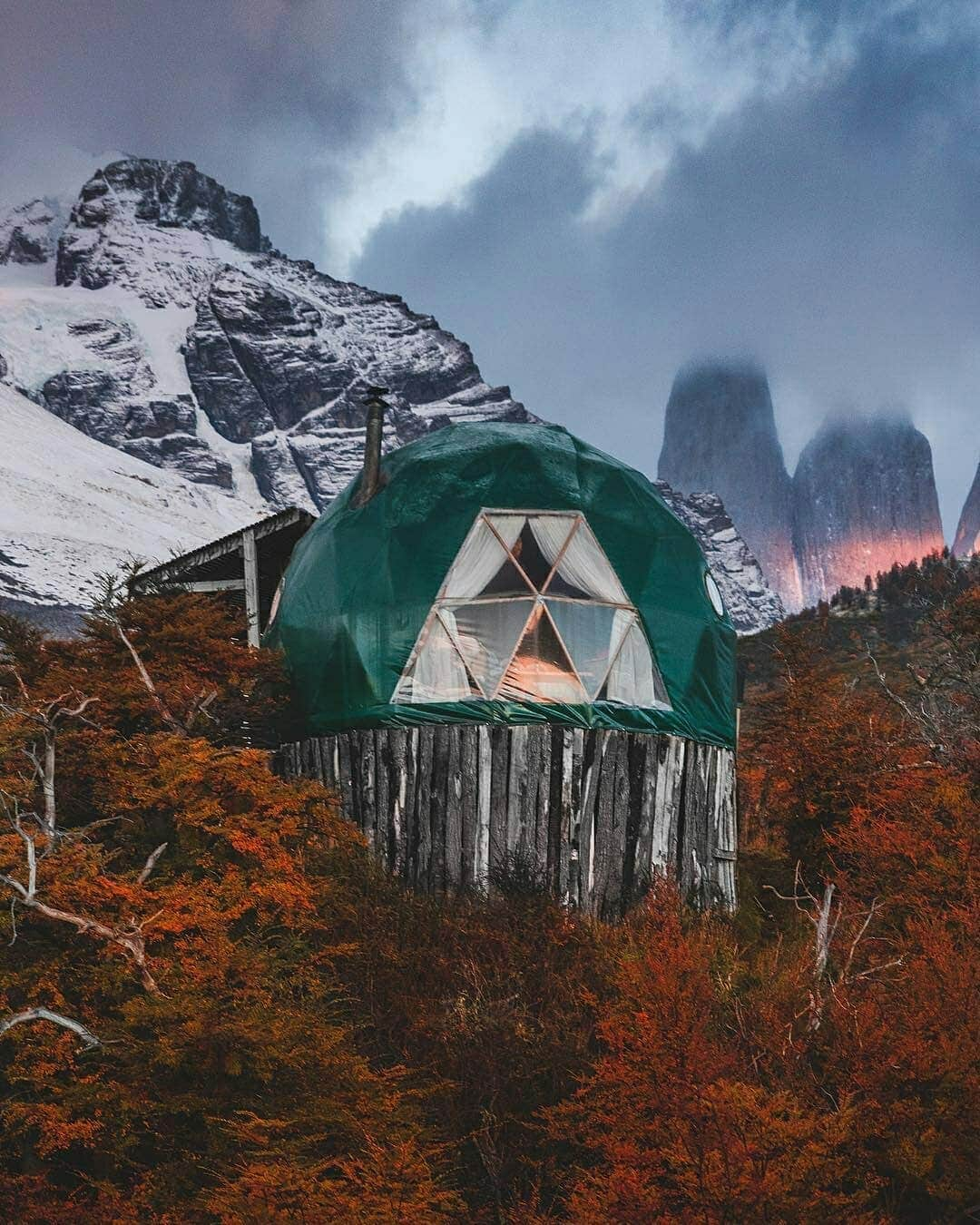 Discover Earthさんのインスタグラム写真 - (Discover EarthInstagram)「Would love to stay in these eco-domes in Torres del Paine, Chile’s Patagonia region, the landscapes around them are juste breathtaking ! Which one would you choose ? 🏔🇨🇱 Who would you want to stay there with ? Tag them ! — 📍#DiscoverChile — 📸 Photos by @braybraywoowoo ​」5月5日 22時31分 - discoverearth