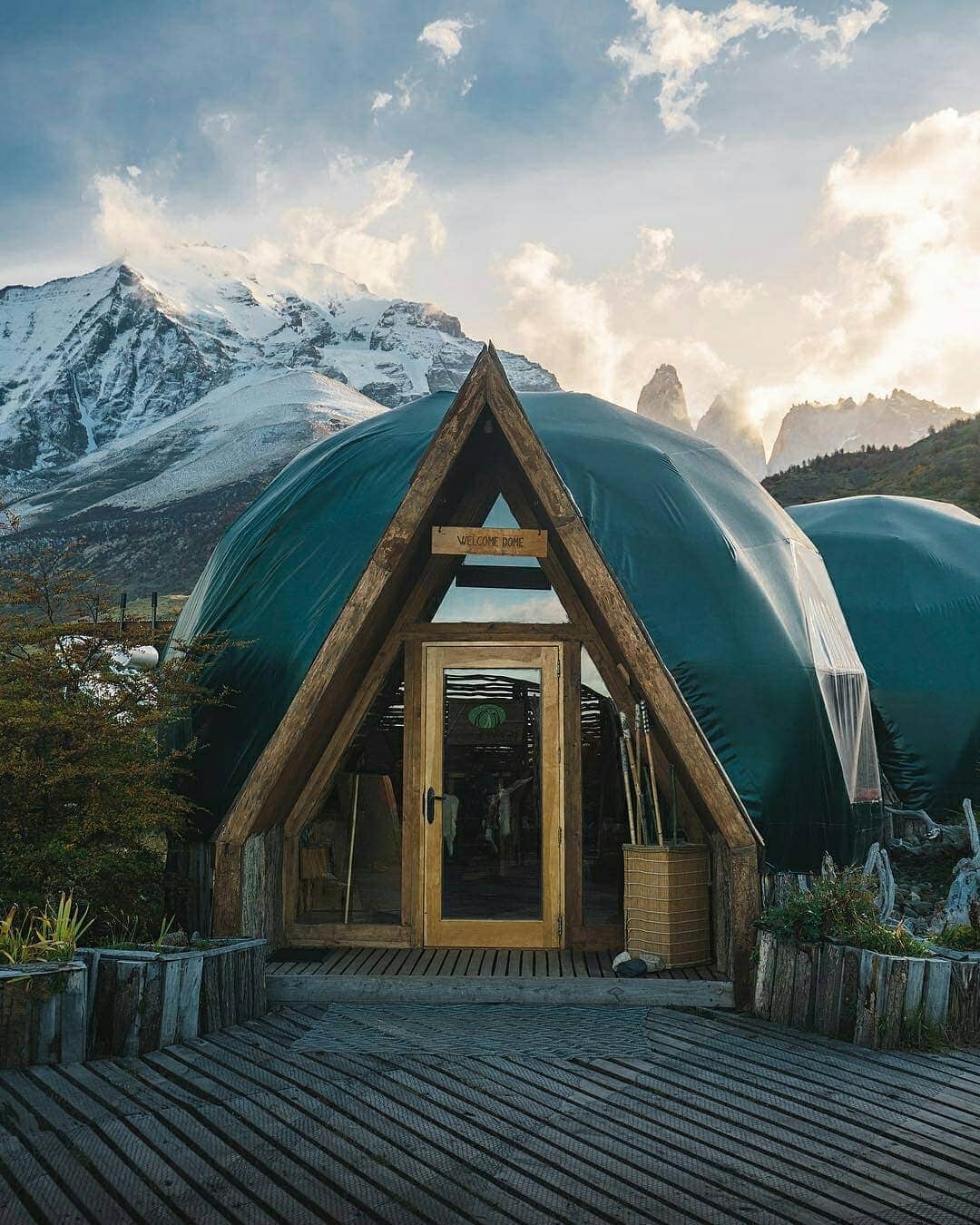 Discover Earthさんのインスタグラム写真 - (Discover EarthInstagram)「Would love to stay in these eco-domes in Torres del Paine, Chile’s Patagonia region, the landscapes around them are juste breathtaking ! Which one would you choose ? 🏔🇨🇱 Who would you want to stay there with ? Tag them ! — 📍#DiscoverChile — 📸 Photos by @braybraywoowoo ​」5月5日 22時31分 - discoverearth