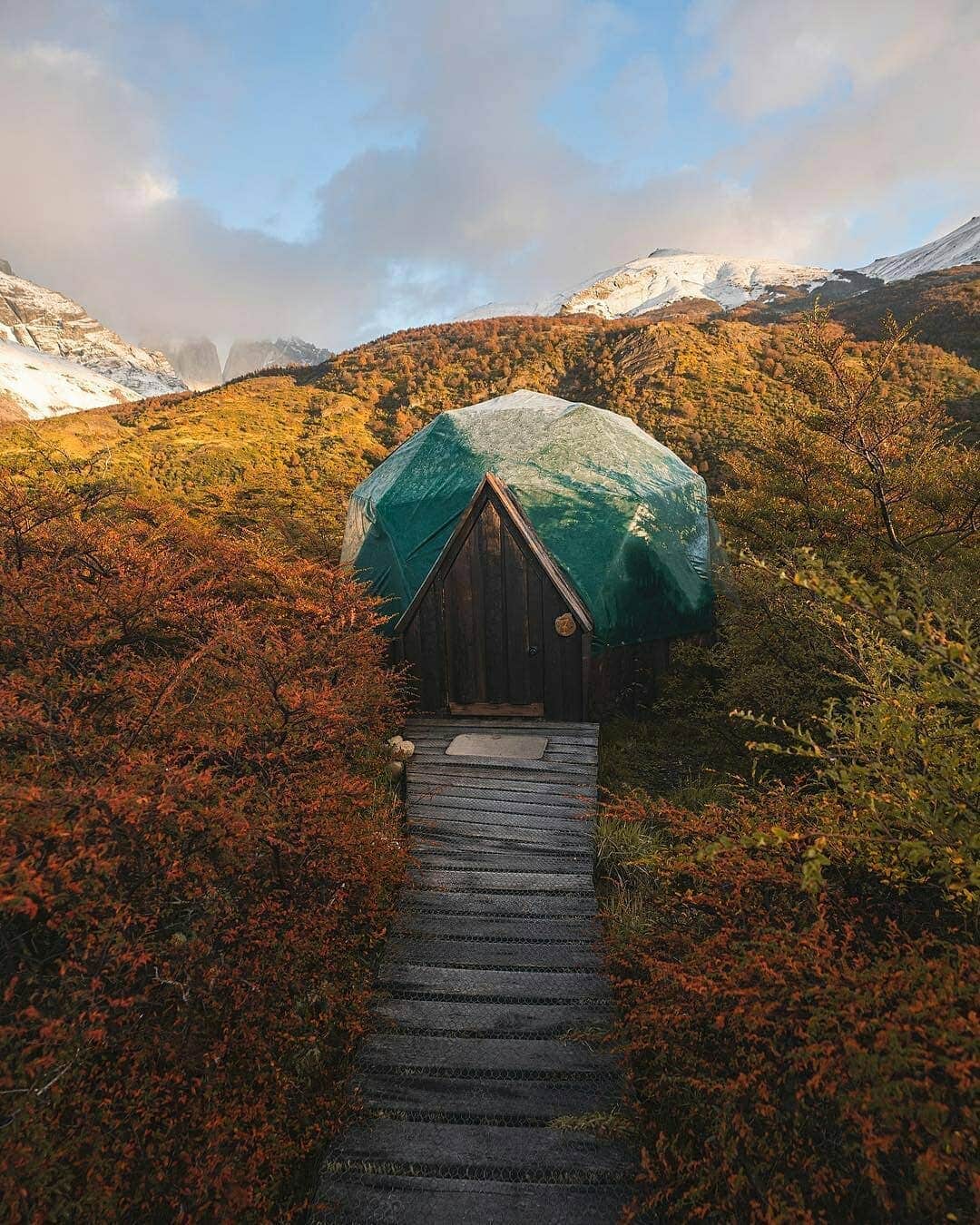Discover Earthさんのインスタグラム写真 - (Discover EarthInstagram)「Would love to stay in these eco-domes in Torres del Paine, Chile’s Patagonia region, the landscapes around them are juste breathtaking ! Which one would you choose ? 🏔🇨🇱 Who would you want to stay there with ? Tag them ! — 📍#DiscoverChile — 📸 Photos by @braybraywoowoo ​」5月5日 22時31分 - discoverearth