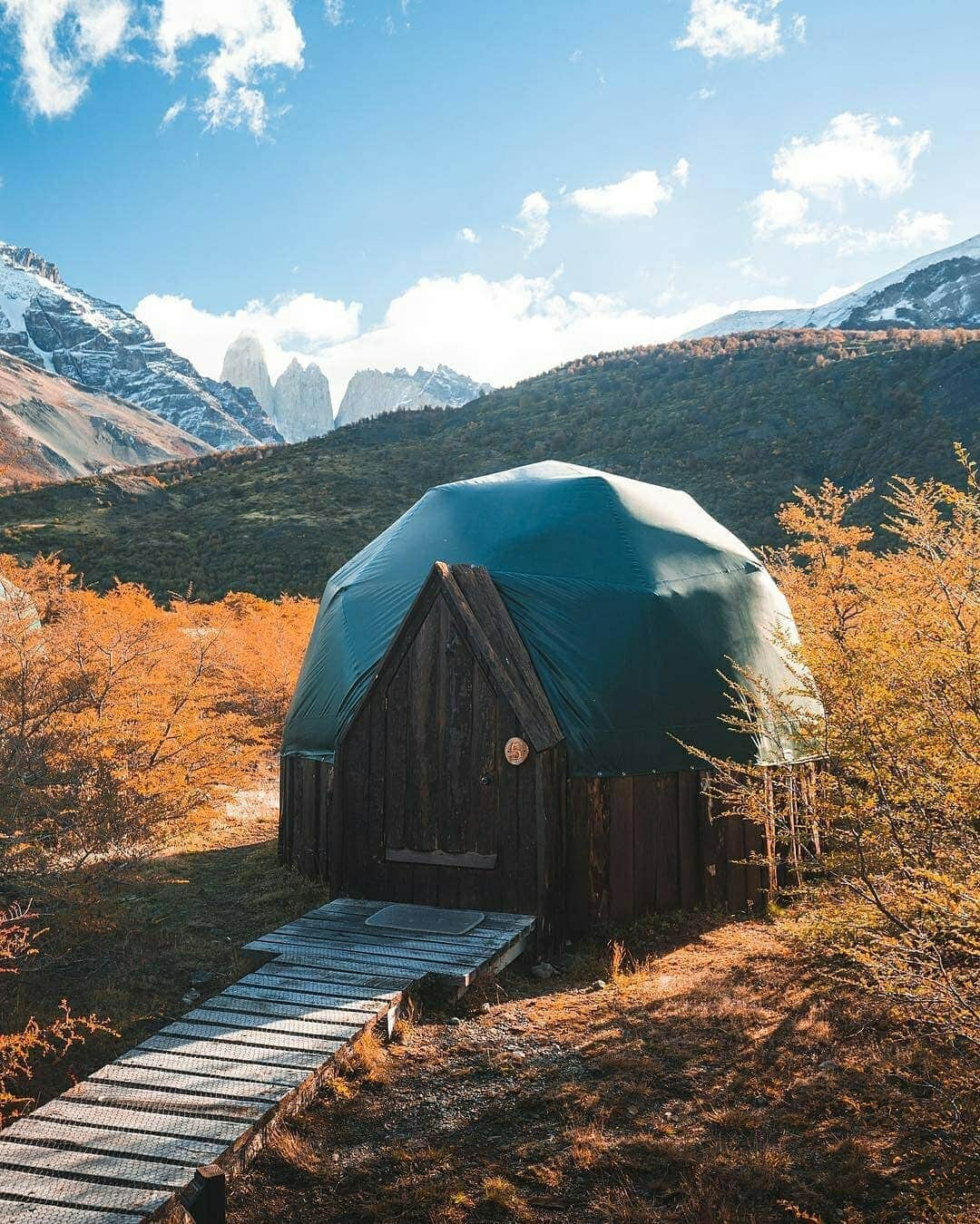 Discover Earthさんのインスタグラム写真 - (Discover EarthInstagram)「Would love to stay in these eco-domes in Torres del Paine, Chile’s Patagonia region, the landscapes around them are juste breathtaking ! Which one would you choose ? 🏔🇨🇱 Who would you want to stay there with ? Tag them ! — 📍#DiscoverChile — 📸 Photos by @braybraywoowoo ​」5月5日 22時31分 - discoverearth