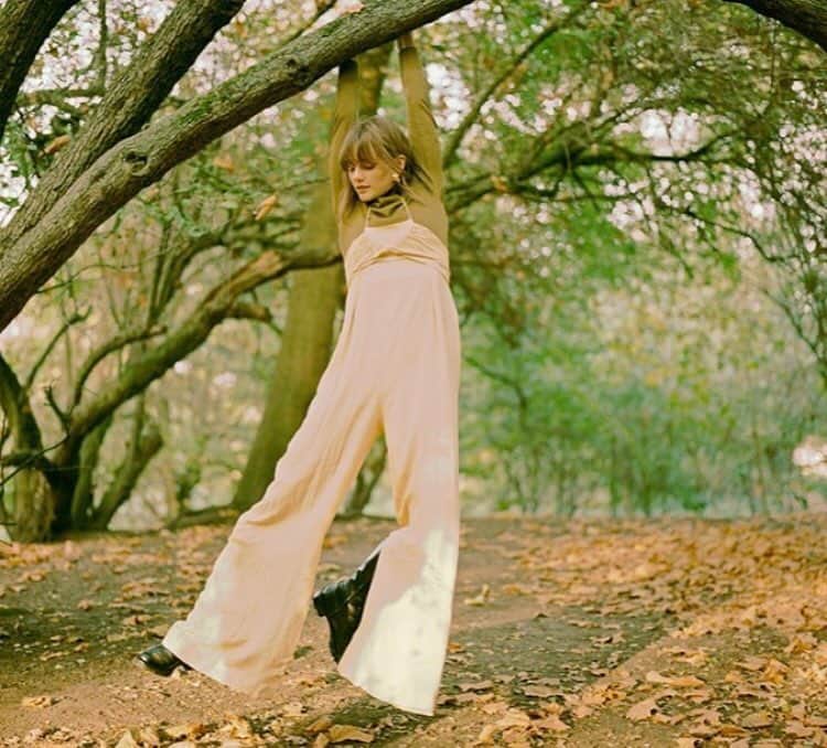 ルパートサンダーソンのインスタグラム：「Hanging around | @saadi_schimmel wears Duncan boots, styled by @aradiacrockettstylist #AsSeenOn #BikerBoots #RupertSanderson #FashionShoot #ShoeLove」