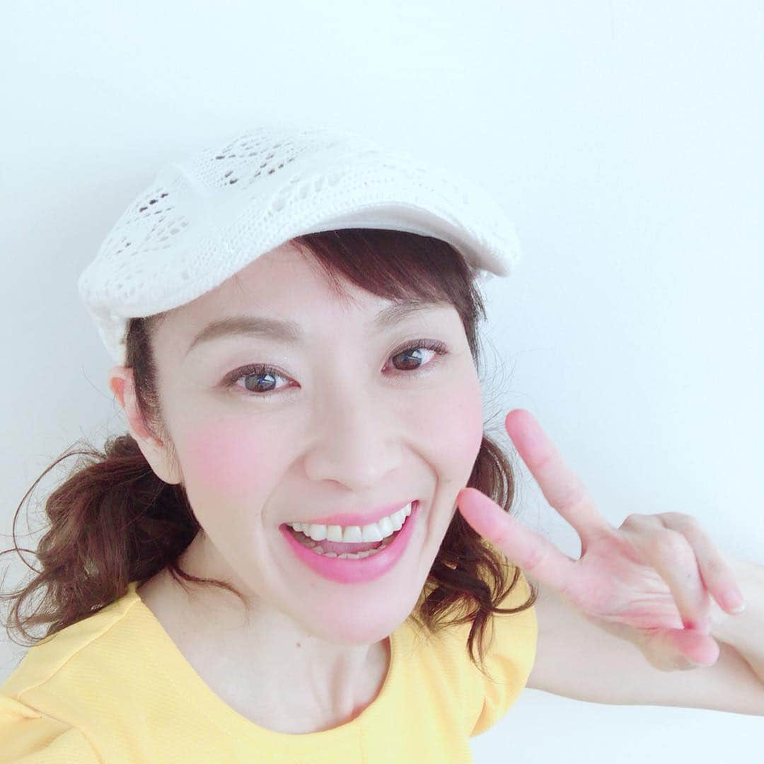 きよこさんのインスタグラム写真 - (きよこInstagram)「2019.5.5  とてもいいお天気に恵まれた こどもの日の 長崎県美術館でのイベント出演✨  無事に終わり東京へ帰ってきました。  元気なこどもたちに、あたたかなお父さんお母さんたち、そして優しく誠意にあふれたスタッフの皆様と、本当に素敵で楽しい&思いっっきり動いてどこまでも賑やか元気なステージになりました🤸‍♂️👩‍👦‍👦✨ . 参加してくださった親子のみなさん、お世話になった美術館のみなさま、スタッフのみなさま、ありがとうございました。  こどもたちが楽しいイベントがたくさんで、家族で美術館を身近に感じられる機会は素敵だなぁと。 同時に企画される皆さまの熱量は本当に素晴らしく。。。 . . . 久しぶりに訪れた長崎は、歴史と自然が豊かで、どこを見ても美しくて、時間の流れが穏やかで、いつも自然に深呼吸が出来るような、優しく包んでくれるような土地でした。  帰りに空港で幸せの鐘🔔を。 みんなが幸せでありますように☺️って鳴らして帰ってきました✈️ また訪れる機会がありますように☺️✨ . . . それから！ ワンパコ観てくださったみなさん、ありがとうございました👸🌸 見逃したみなさん、明日再放送 5/6(月)11:15〜 ありますのでお見逃しなく〜 デ・ポン！🌼🐝✨ . .  #長崎県美術館 #春のぽかぽか美術館 #コンサート出演 #楽しかった😊✨ #思い出がいっぱい☺️✨ #コンサートも #ワンパコ も #ありがとうございました☺️❤️ #おかあさんといっしょ #デ・ポン！ 👸✨」5月5日 22時32分 - kiyoco_smily