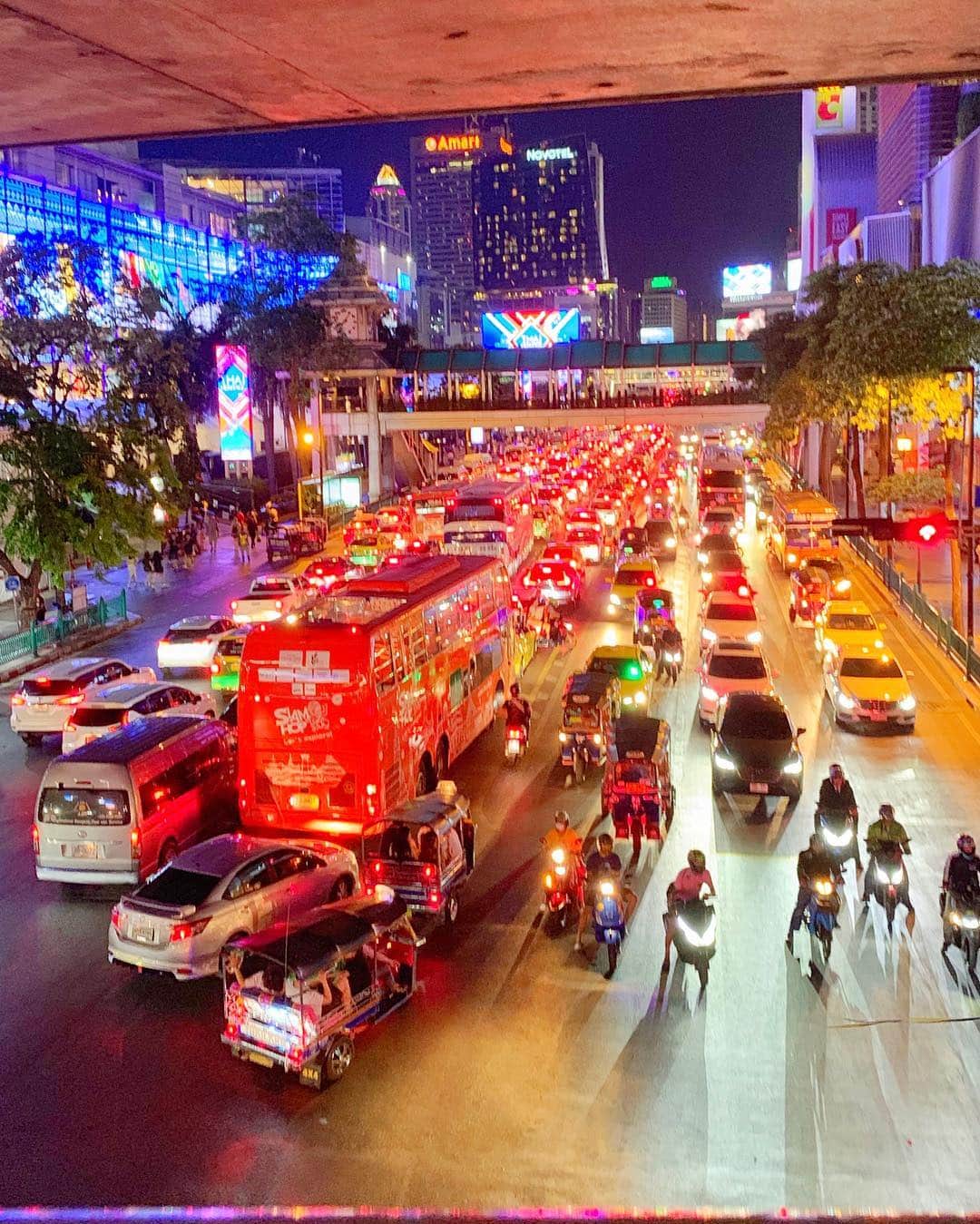 松本未夢さんのインスタグラム写真 - (松本未夢Instagram)「Bangkok night 🇹🇭❤️✨ . . . . #มิมุ #ไม่ใช่มุมิ #รถติด #beautiful #Thailand #bangkoklover #bangkok #bangkoklife  #amazingthailand #traffic #Mimu #mimusdiary #cchannel_th #bangkokcity #creativehappylife  #バンコク #バンコク生活 #タイ #バンコク生活 #海外生活 #渋滞」5月5日 22時33分 - miiimuuu_chan
