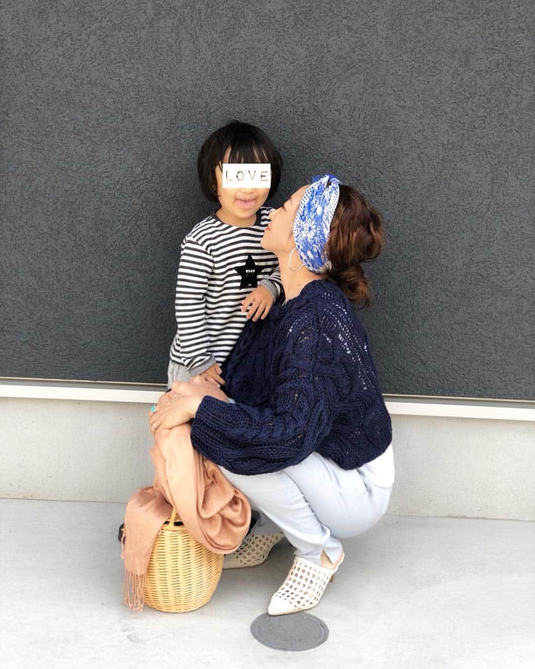 神崎恵さんのインスタグラム写真 - (神崎恵Instagram)「コメントをいただいた今朝のいろいろ。 タグ付けしています。 髪はナチュラルウエーブをそのままにくるっとまとめて。 オイルをなじませてからまとめています。 #destin のスカーフをくるっと巻いて。」5月5日 22時33分 - megumi_kanzaki