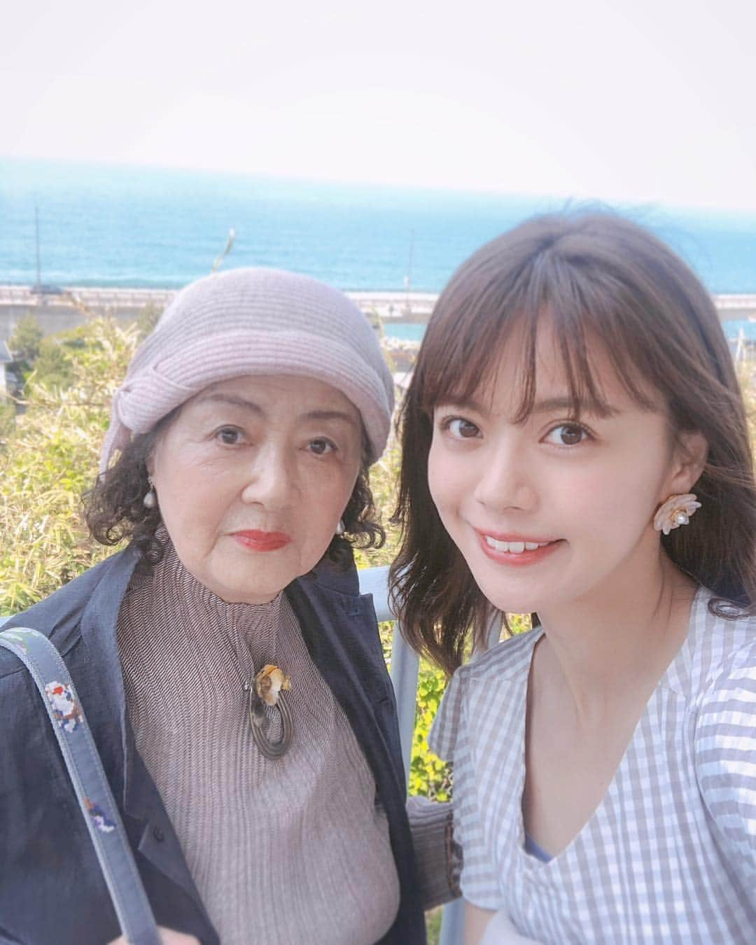 山崎春佳さんのインスタグラム写真 - (山崎春佳Instagram)「having much fun with my grandma💗💎 . GWはおばあちゃまと2人で茨城で満喫中😋 車で色んなところへ連れて行ってもらっちゃってます。わたしは免許あるのにどうしようもなく運転が下手だから…頼りない孫で肩身がせまいです🙇🏼‍♀️(笑) . そして明日でお休みは最後！どこへいこう🦋✨ . #me #tbt #selfie #today #grandmother #flower #happy #lovelyweather #ibaraki #mito #hitachi #久しぶり #千波湖 #子供の日 #鯉のぼり #茨城 #水戸 #日立 #ネモフィラ #ゴールデンウィーク #白鳥 #黒鳥 #白鳥シュークリーム #孫孝行 してもらっちゃってる #笑 #いつも元気 でいてくれて #ありがとう」5月5日 22時39分 - haruka_yamazaki