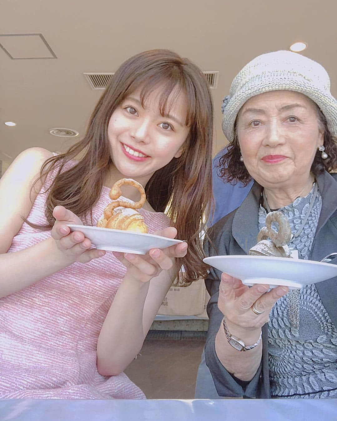 山崎春佳さんのインスタグラム写真 - (山崎春佳Instagram)「having much fun with my grandma💗💎 . GWはおばあちゃまと2人で茨城で満喫中😋 車で色んなところへ連れて行ってもらっちゃってます。わたしは免許あるのにどうしようもなく運転が下手だから…頼りない孫で肩身がせまいです🙇🏼‍♀️(笑) . そして明日でお休みは最後！どこへいこう🦋✨ . #me #tbt #selfie #today #grandmother #flower #happy #lovelyweather #ibaraki #mito #hitachi #久しぶり #千波湖 #子供の日 #鯉のぼり #茨城 #水戸 #日立 #ネモフィラ #ゴールデンウィーク #白鳥 #黒鳥 #白鳥シュークリーム #孫孝行 してもらっちゃってる #笑 #いつも元気 でいてくれて #ありがとう」5月5日 22時39分 - haruka_yamazaki