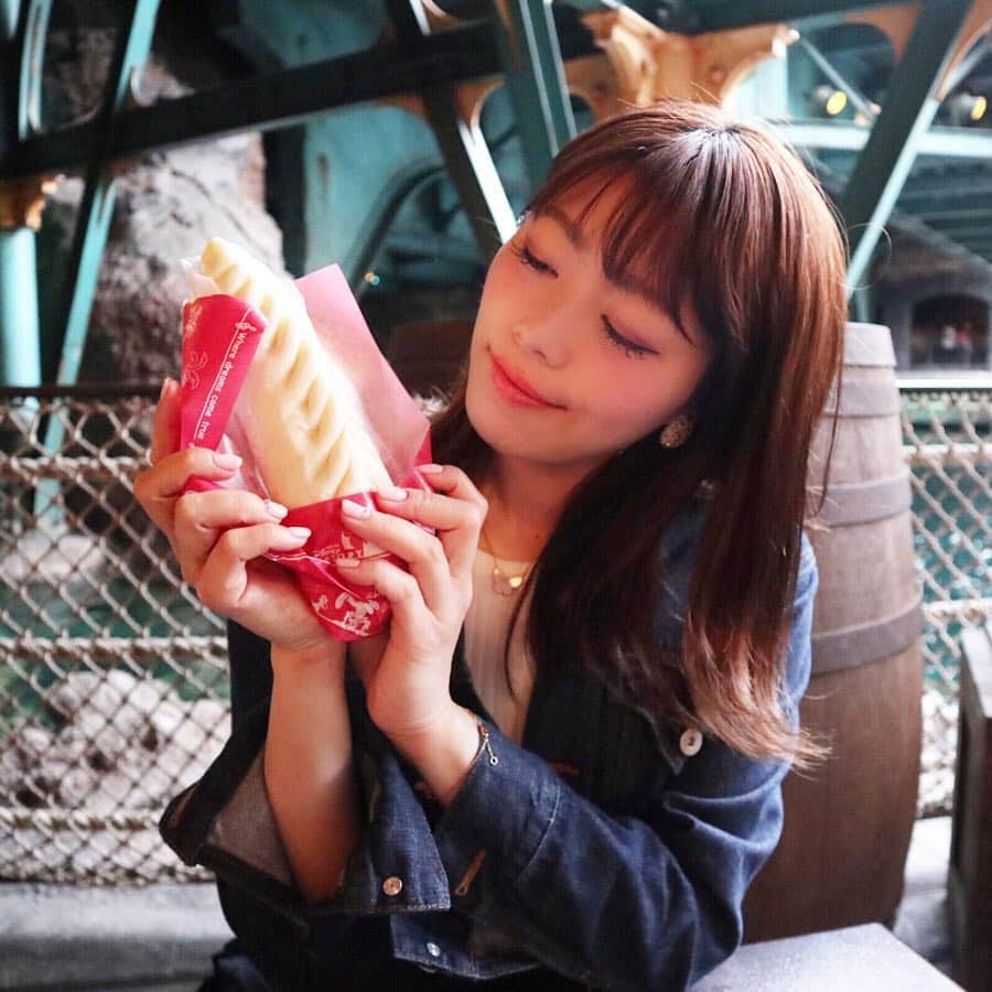 アレルギーナビゲーター 細川真奈 ❤さんのインスタグラム写真 - (アレルギーナビゲーター 細川真奈 ❤Instagram)「#食物アレルギー_ディズニーシー . さーて、乗り物に乗ろう❣️ と思ったところでまさかの雨が…😳☔️ 雨宿りしつつ、 #ギョウザドッグ を食べることに😋←食べ過ぎ！！！笑 もちろん、 #卵不使用 #乳製品不使用 #ナッツ不使用 #やまいも不使用 です。 . どこからともなく鴨さんが現れて、 慣れた空気で頂戴アピール🦆💕 隣のテーブルの方と、思わず目を合わせて笑ってしまいました☺️ . スワイプ④枚目 ネットで "ディズニー アレルギー" と検索するだけで出てくる 「27大アレルゲン情報」も載せておきます☺️ . . #ディズニーシー #disneysea #ディズニーシーグルメ #卵アレルギー #乳製品アレルギー #山芋アレルギー #ナッツアレルギー #食物アレルギー #アレルギー #大人の食物アレルギー #アレルギーナビゲーター #foodallergy #foodallergies #allergynavigater #食物アレルギー_遊園地 #食物アレルギー_東京 #食物アレルギー_外食 #食物アレルギー_ディズニー」5月5日 22時40分 - manahosokawa