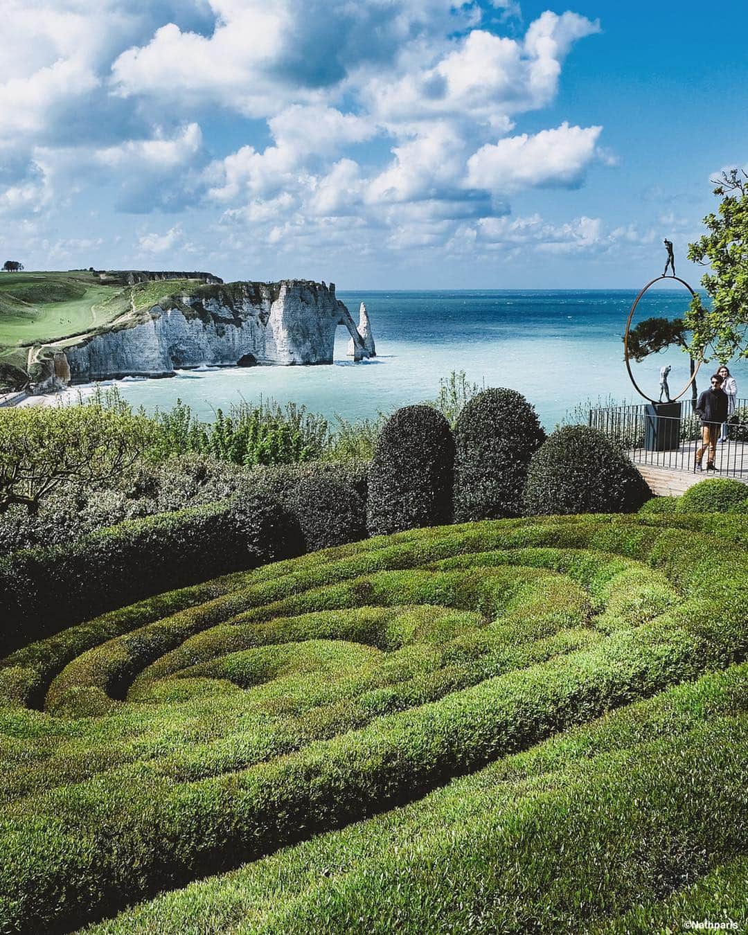 nathparisのインスタグラム：「🇫🇷 Ce week-end j’ai découvert les Jardins d’Etretat, un conte de fée représentant 7 jardins différents, un travail de tous les jours pour donner aux visiteurs beaucoup d’émotions ... l’impression d’être Alice au pays des merveilles. . 🇺🇸 This weekend I discovered the Gardens of Etretat, a fairy tale representing 7 different gardens, an everyday work to give visitors a lot of emotions... the impression of being Alice in Wonderland. . #lesjardinsdetretat #etretat #normandie #normandietourisme」