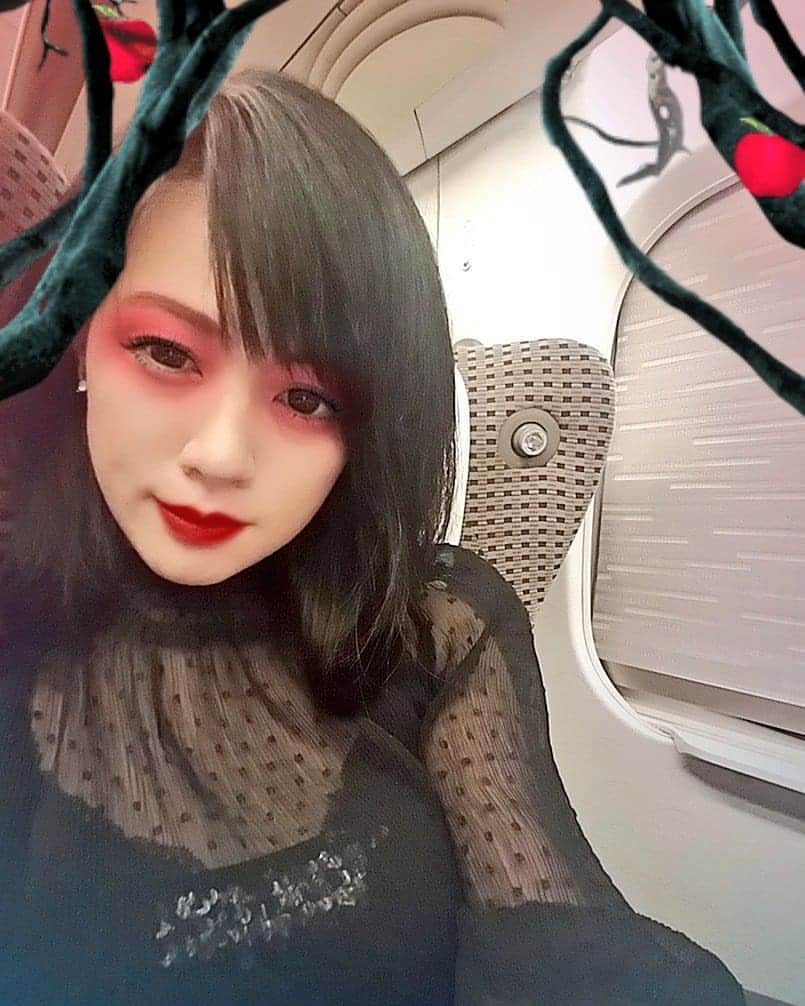 上西小百合のインスタグラム：「服とアプリ加工が大変よく合っています❤ビールもらいました❤GWはなんとなく好き❤以上。」