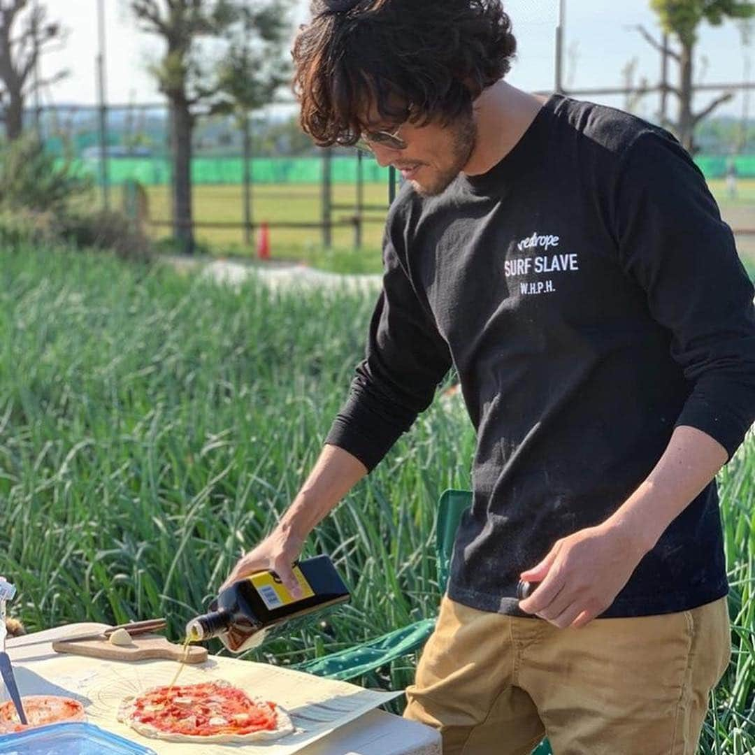 三浦理志さんのインスタグラム写真 - (三浦理志Instagram)「夏野菜たちの苗植えは、ほぼほぼ完了〜。 初の石川さんの石釜ピザ❗️ 色々と難しかった〜。笑 でも鬼うまでした！ 収穫した野菜を使って、釜で焼いたピザの味ったら！ みんな笑顔！😋 #ミウラメシ #farm #farmer #vegetables #pizza #surfandnorf #margherita #畑 #農夫 #野菜 #ピザ #ピザ釜 #マルゲリータ #マリナーラ #シラスのピザrd」5月5日 22時47分 - mar4m