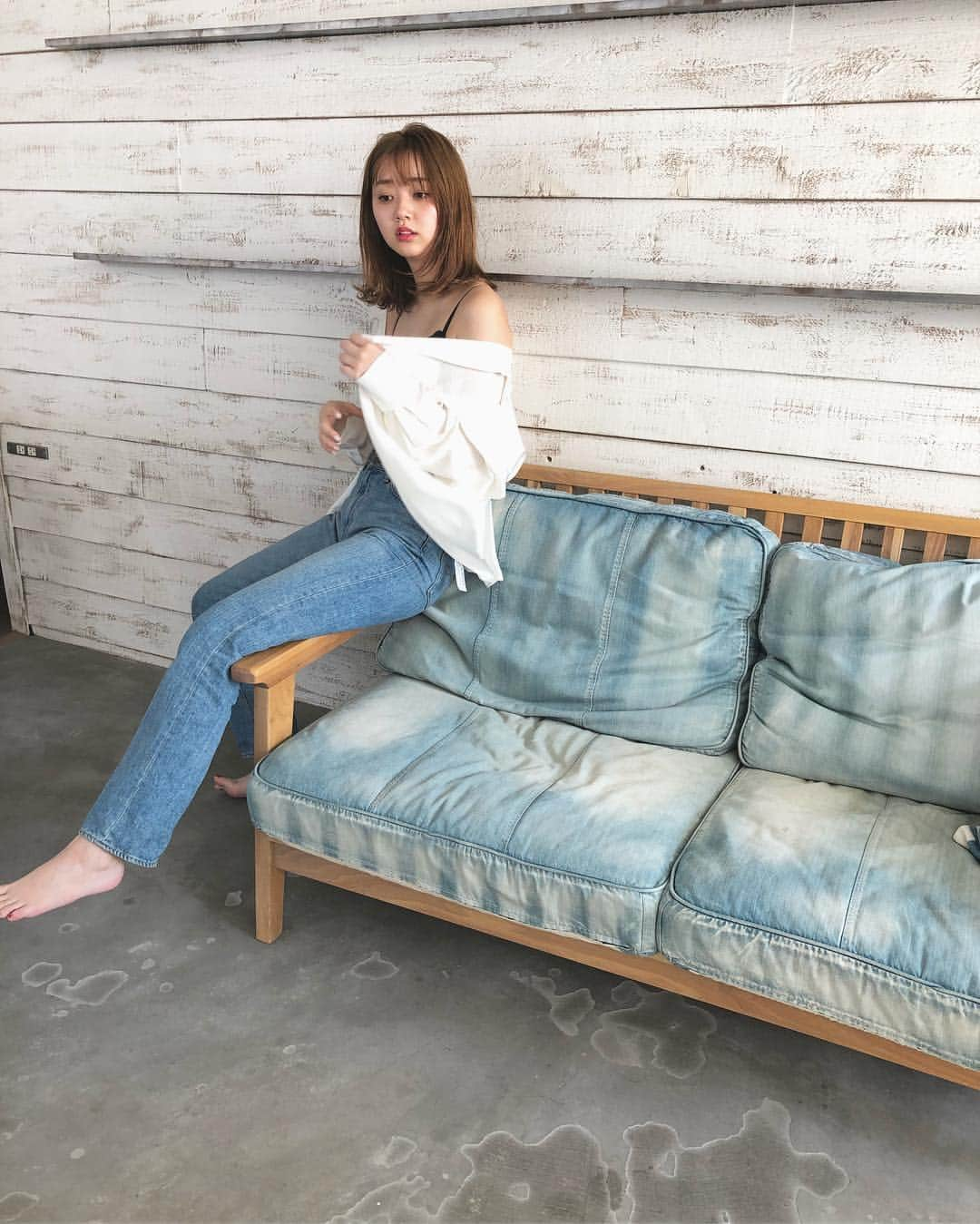 江野沢愛美さんのインスタグラム写真 - (江野沢愛美Instagram)「最近写真を撮ってないから カレンダーのまだ載せてないであろうオフショを載せます〜！ 2月の最後くらいに撮ったからほんとに寒かったなぁ。 そしてカレンダーは全部私服です、いかがでしたか？💞 どのコーデ、どの月の写真が好きか教えてください〜！ #まなみふく #私服」5月5日 22時54分 - enosawa_manami