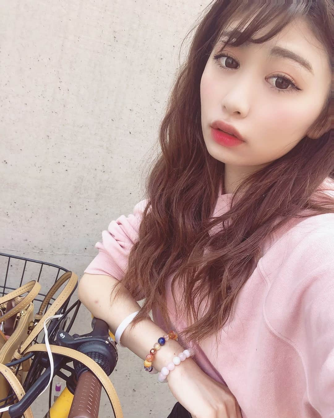 高橋里彩子さんのインスタグラム写真 - (高橋里彩子Instagram)「サイクリングでダイエット💗﻿ ﻿ ﻿ 自転車今の時期に乗ると気持ちいよー♥♥﻿ 20分くらい乗るだけで全然違う🙌🏻﻿ ﻿ ﻿ サイクリングだから﻿ パーカースタイルだよ🌸﻿ ﻿ なんだかんだで、3、4キロ痩せました😋✨﻿ ﻿ 私のやったのは﻿ 食事を気にすることと、﻿ 気にしたときに歩いたり﻿ 掃除して動いたり、﻿ あんまりストレスのかかんないようにした‼﻿ ﻿ 食べたかったら食べる。﻿ ﻿ 夜は気をつける。﻿ ﻿ 酵素飲んだり、置き換えダイエットやってる！﻿ ﻿ ﻿ 気にするだけで全然変わるんだなぁって思った🙌🏻💕﻿ ﻿ ﻿ 食べたかったらちょっとだけとかにした😳💞﻿ ﻿ ﻿ あと2週間ぐらいのダイエット頑張るよ🙌🏻﻿ ﻿ ﻿ ﻿ ﻿ ﻿ ちなみに﻿ このカラコン14.2なんだけどなんか大きすぎて﻿ 私にあってなかった😂🙌🏻﻿ ﻿ ﻿ 自分似合うカラコン見つけるの大変だよね😫💦﻿ ﻿ よく失敗する💔﻿ ﻿ だからいろんなのつけて試してみてる😋💗﻿ ﻿ みんなもそうゆう経験ないー？﻿ ﻿ ﻿ ﻿ ﻿ ﻿ ﻿ #ダイエット #ダイエットメニュー #ダイエット方法 #サイクリング #サイクリング女子 #パーカー女子 #パーカースタイル #自転車女子 #カラコン着画 #愛され女子 #センス　#美容好きな人と繋がりたい #美意識向上　#ダイエット女子 #ダイエット生活 #女子力アップ #女子力向上委員会 #女子力向上　#セルフィー #セルフィー女子 #自撮り女子」5月5日 22時54分 - konkonwanwan