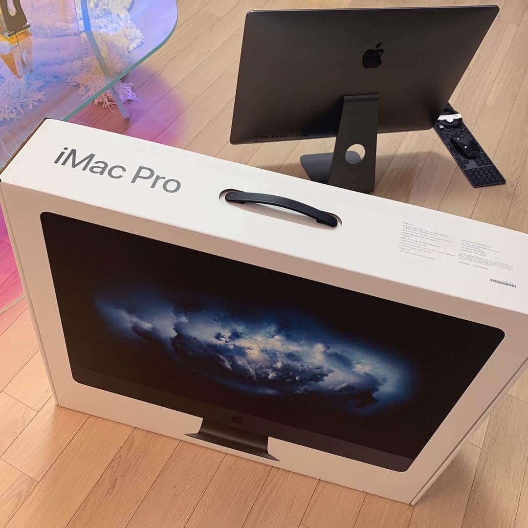 ジョンヨさんのインスタグラム写真 - (ジョンヨInstagram)「#imacpro 🆒 youtube시작해볼까?! - 有了它我视频要剪出花来了，油管更起来！」5月5日 22時51分 - imfishdo