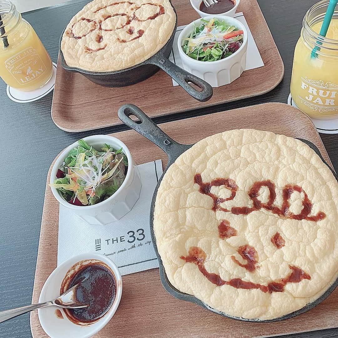 SUCLEさんのインスタグラム写真 - (SUCLEInstagram)「#梅田カフェ﻿ 大阪・梅田にある The 33 Tea＆Bar Terraceのご紹介です✨ ﻿ なんと、名前の通り高層ビルの33階にあるんだとか💭 景色にうっとりできそうですよね！ ﻿ このカフェの見どころは、スフレオムライスに落書きができちゃうところ🤟﻿ ﻿ 梅田に行く際は足を運んでみてください👀﻿ . 〒530-0001 大阪府大阪市北区梅田2-4-9 ブリーゼブリーゼ33階 . 地下鉄四つ橋線西梅田駅10号出口より徒歩3分 JR大阪駅桜橋口・阪神梅田駅・JR北新地駅より徒歩5分 . Lunch 11:00～17:00(L.O.16:00) Dinner 18:00～23:00(L.O.フード22:00/ドリンク22:30) ※イベント状況により変更 ﻿ photo by @ran.8254  @sucle_ では紹介する写真を募集中👧🏻﻿﻿﻿ ﻿﻿﻿﻿﻿﻿﻿﻿﻿ タグ付けやハッシュタグをつけてくれた投稿からもピックアップした写真をリポストしています！﻿﻿﻿﻿﻿﻿﻿﻿﻿﻿ #sucle をつける か このアカウントをタグ付けして投稿してね📸﻿﻿﻿﻿﻿﻿﻿﻿﻿﻿ ﻿﻿﻿﻿﻿﻿﻿﻿﻿﻿ おしゃれにかわいく♡女の子の日常をサポートする﻿﻿﻿﻿﻿﻿﻿﻿女子向けメディア｢SUCLE｣の公式ページにもきっと気になる記事がたーくさんあるので、ぜひチェックしてみてください👀﻿﻿﻿﻿﻿﻿﻿﻿﻿﻿ ﻿﻿﻿﻿﻿﻿﻿﻿﻿﻿ トップページのリンク や ストーリーズからジャンプできます . #梅田カフェ #大阪カフェ #大阪カフェ部  #カフェ巡り  #置き画くら部 #置き画倶楽部 #置き画くらぶ #落書き #スフレ #オムレツ #関西カフェ #おしゃれカフェ #カフェ巡り #カフェ好き #オムレツ #インスタ映え #シュクレ #おしゃれ #おしゃれさんとつながりたい #フォトジェニック #かわいい #お洒落好きと繋がりたい #置き画倶楽部 #置き画くら部 #写真 #photo #photogenic #おしゃれ好き」5月5日 23時01分 - sucle_