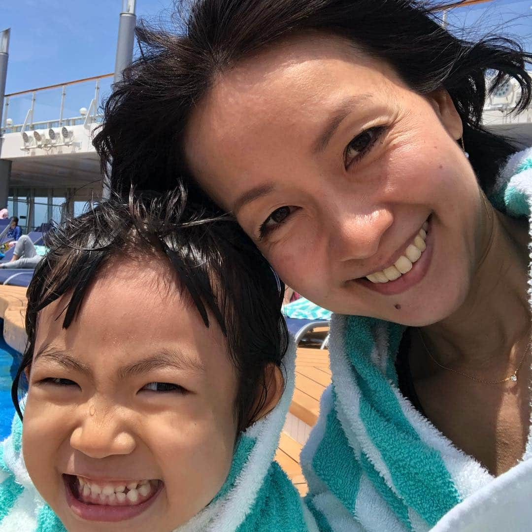 甘糟記子さんのインスタグラム写真 - (甘糟記子Instagram)「クルーズ7日目( ^ω^ )  朝の船内を用事を済ませながら姫と散歩( ^ω^ )  なかなかスカッと晴れなかったけど、ここに来て気持ちの良い天気に！！ 日が出るだけでクルーズはテンションがかなり上がります(≧∀≦)！！ 朝ごはんは毎日フルーツヨーグルトと、フルーツ、そしてこの日はカニフレークのエッグベネディクト( ^ω^ )  毎朝ご馳走だわ（笑）  そして食後はプールにも(๑˃̵ᴗ˂̵) 風は少し強かったけど、気持ちよかった〜！！ みかりん @mikaofficial99 が撮ってくれた、タオルの中の姫がとっても可愛い( ^ω^ )  姫と沢山遊んでくれて、だんだん姫からもみかりんに絡み出してたな〜（笑）  楽しい友達家族との旅行って最高だね！  #クルーズ甘糟#旅行甘糟#船旅甘糟#ゴールデンウィーク#息子殿姫#息子殿#姫#船旅#クルーズ#旅行#ノルウェージャンジュエル#プール#可愛い#タオルの中#スマイル」5月5日 23時02分 - norihey924