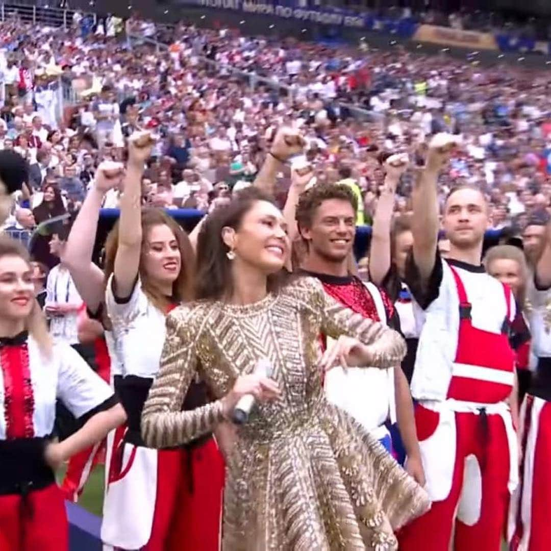 アイーダ・ガリフッリーナさんのインスタグラム写真 - (アイーダ・ガリフッリーナInstagram)「#throwback #fifa2018 #worldcup #closingceremony  @ronaldinho  I remember how I was preparing to perform in Paris on the Champ de Mars to celebrate the national holiday in France - Bastille Day. At that time, about 900,000 people gathered on the field of Champ de Mars and several million watched a live broadcast on French TV. The Opening Ceremony of the World Cup then took place ..... it then seemed to me, that it would not be possible to surpass this unbelievable experience - nothing after that could compare with those feelings, and with that scale !!! Fortunately, I was wrong 🤗 ...... such things in the life of an Artist can happen twice 😅✌🏽 !!! Closing ceremony.... ——————————————————————— Помню, как я готовилась к выступлению в Париже на марсовом поле в честь празднования Дня взятии Бастилии. На марсовом поле собралось тогда около 900.000 зрителей и несколько миллионов смотрели прямую трансляцию по французскому тв. Церемония Открытия Чемпионата Мира уже состоялась.....и мне тогда казалось, наверное, в жизни Артиста за всю его карьеру может случиться одно такое ярчайшее и знаменательнейшее событие как выступление на Открытии ЧМ! И ничто после этого не сравнится с теми ощущениями, с тем масштабом !!! К счастью я ошибалась 🤗......такое в жизни Артиста может случится дважды 😅✌🏽!!! Церемония закрытия....」5月5日 22時56分 - aidagarifullina