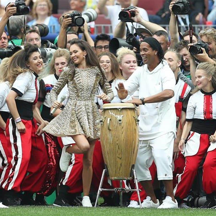 アイーダ・ガリフッリーナさんのインスタグラム写真 - (アイーダ・ガリフッリーナInstagram)「#throwback #fifa2018 #worldcup #closingceremony  @ronaldinho  I remember how I was preparing to perform in Paris on the Champ de Mars to celebrate the national holiday in France - Bastille Day. At that time, about 900,000 people gathered on the field of Champ de Mars and several million watched a live broadcast on French TV. The Opening Ceremony of the World Cup then took place ..... it then seemed to me, that it would not be possible to surpass this unbelievable experience - nothing after that could compare with those feelings, and with that scale !!! Fortunately, I was wrong 🤗 ...... such things in the life of an Artist can happen twice 😅✌🏽 !!! Closing ceremony.... ——————————————————————— Помню, как я готовилась к выступлению в Париже на марсовом поле в честь празднования Дня взятии Бастилии. На марсовом поле собралось тогда около 900.000 зрителей и несколько миллионов смотрели прямую трансляцию по французскому тв. Церемония Открытия Чемпионата Мира уже состоялась.....и мне тогда казалось, наверное, в жизни Артиста за всю его карьеру может случиться одно такое ярчайшее и знаменательнейшее событие как выступление на Открытии ЧМ! И ничто после этого не сравнится с теми ощущениями, с тем масштабом !!! К счастью я ошибалась 🤗......такое в жизни Артиста может случится дважды 😅✌🏽!!! Церемония закрытия....」5月5日 22時56分 - aidagarifullina