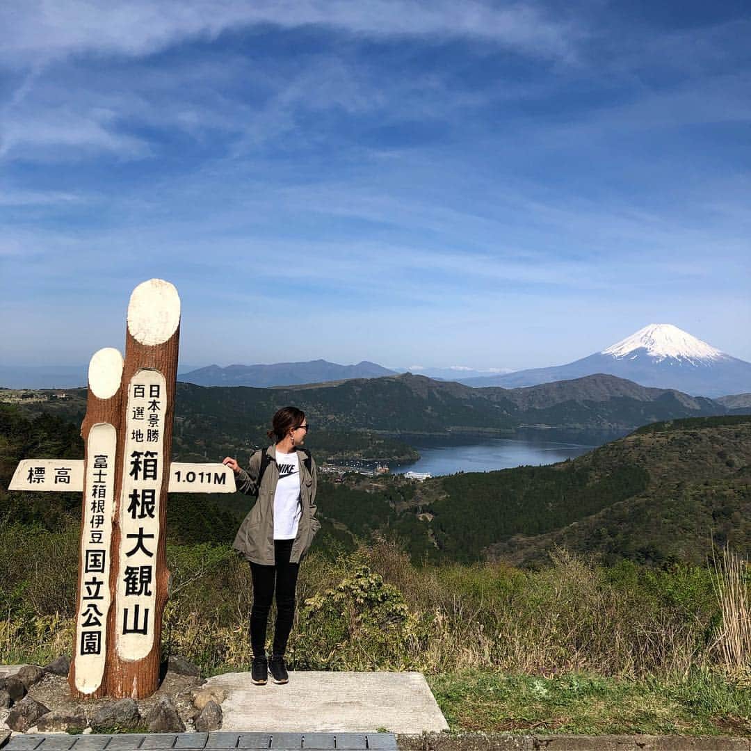 のインスタグラム：「GWはキャンプへ⛺️ . . . 大自然を満喫してきました🗻 . . . 楽しかったけど、母は疲労困憊🙃 . . . . #gw #family #camp #sea #nike #uniqlo #thenorthface #gu #locari #富士山 #伊豆 #ママコーデ #カジュアル」