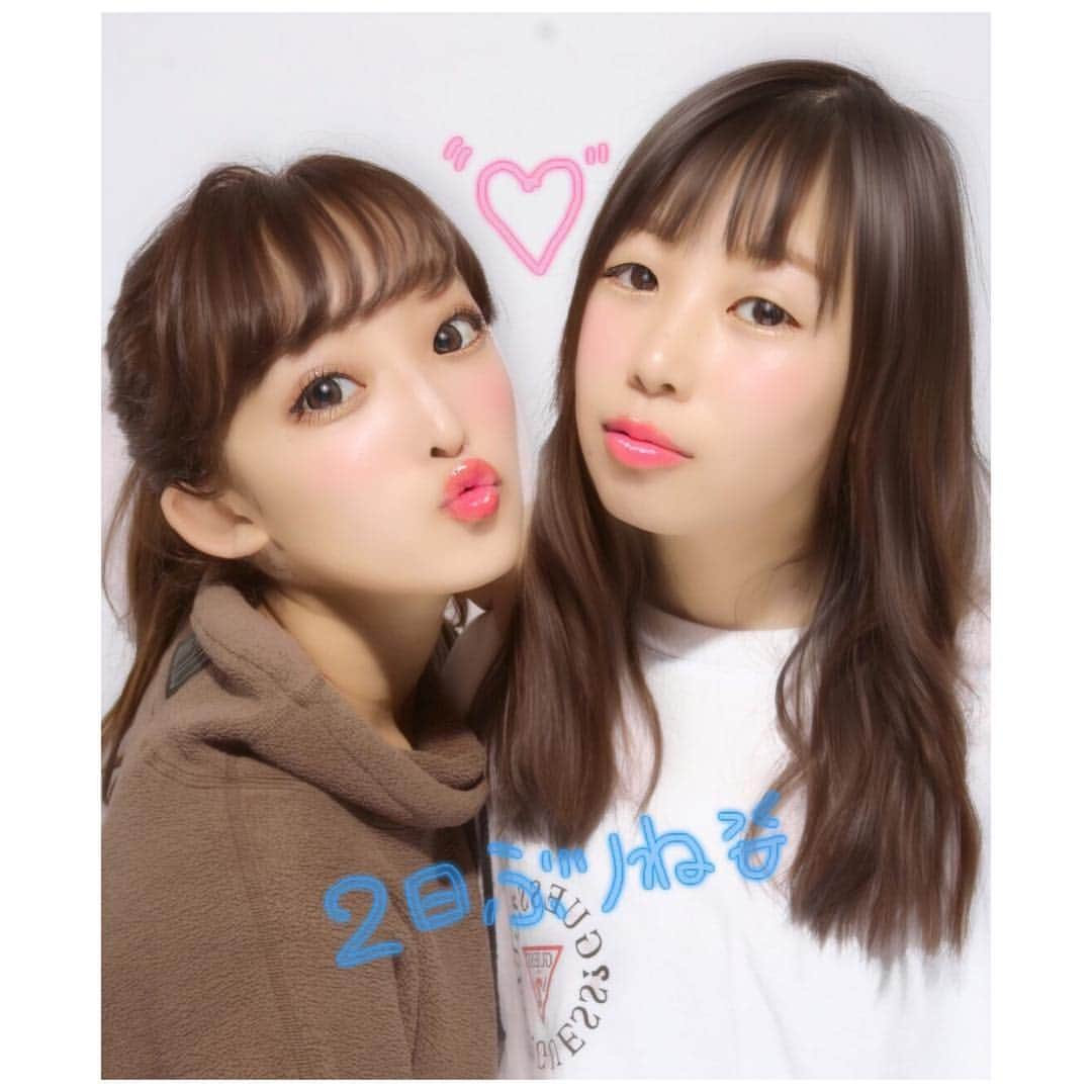 みなみのインスタグラム：「今日ずっと憧れてたコンバースのねハイカットのねスニーカーねめためた安くなってたからね思いきって買ったの。汚したくなくて履けないかもしれないけど 可愛く履けるように足痩せ頑張るんだ👐👩🏻 一回目のアオハルは足の曲げ方 独特すぎたから 素直に真っ直ぐにしてみた  あいみ小動物みたいでほんと可愛い🥰」