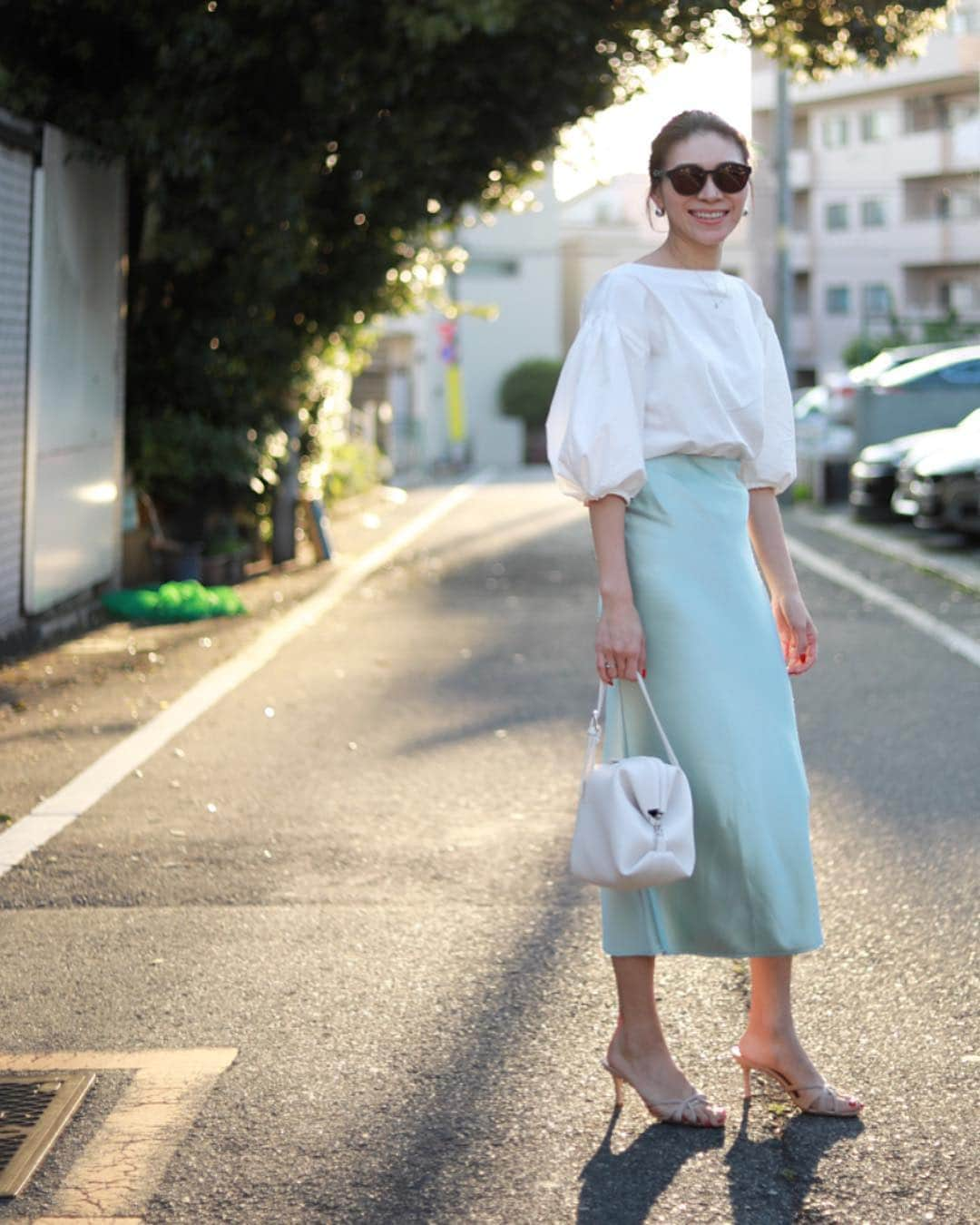 大日方久美子さんのインスタグラム写真 - (大日方久美子Instagram)「・ Today's Outfit ☆ ・ Tops → @damefrank_official  Skirt & Bag → @cookiechocolate_official  Shoes → #manoloblahnik ・ ・ ・ スリーブコンシャスなブラウスに マーメイドラインのスカート。  ボリュームのあるトップスにはタイトめなボトムを合わせると簡単にバランスが取れます。  スカートとバッグはGW明けに @cookiechocolate_official で発売予定のもの。  今日は綺麗目スタイルにしたけど、Tシャツとスニーカーでも最高に可愛いスカートなんです❤️ ・ ・ 犬たち専用アカウント作りました🐶 ↓ @life.through.dogs ・ ・  YouTubeはプロフィール画面URLから！ ・ ・  #kumicloset  #パーソナルスタイリスト」5月5日 23時10分 - kumi511976