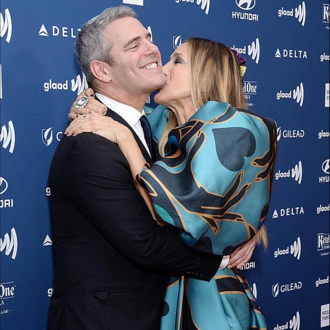 アンディー・コーエンさんのインスタグラム写真 - (アンディー・コーエンInstagram)「What a friend! Thank you @sarahjessicaparker for the incredible tribute last night at the @glaad awards. I’m still processing the love. Also, you’re a poet.  It was an incredibly powerful night that I won’t forget. #glaadawards #grateful #vitorusso」5月5日 23時04分 - bravoandy