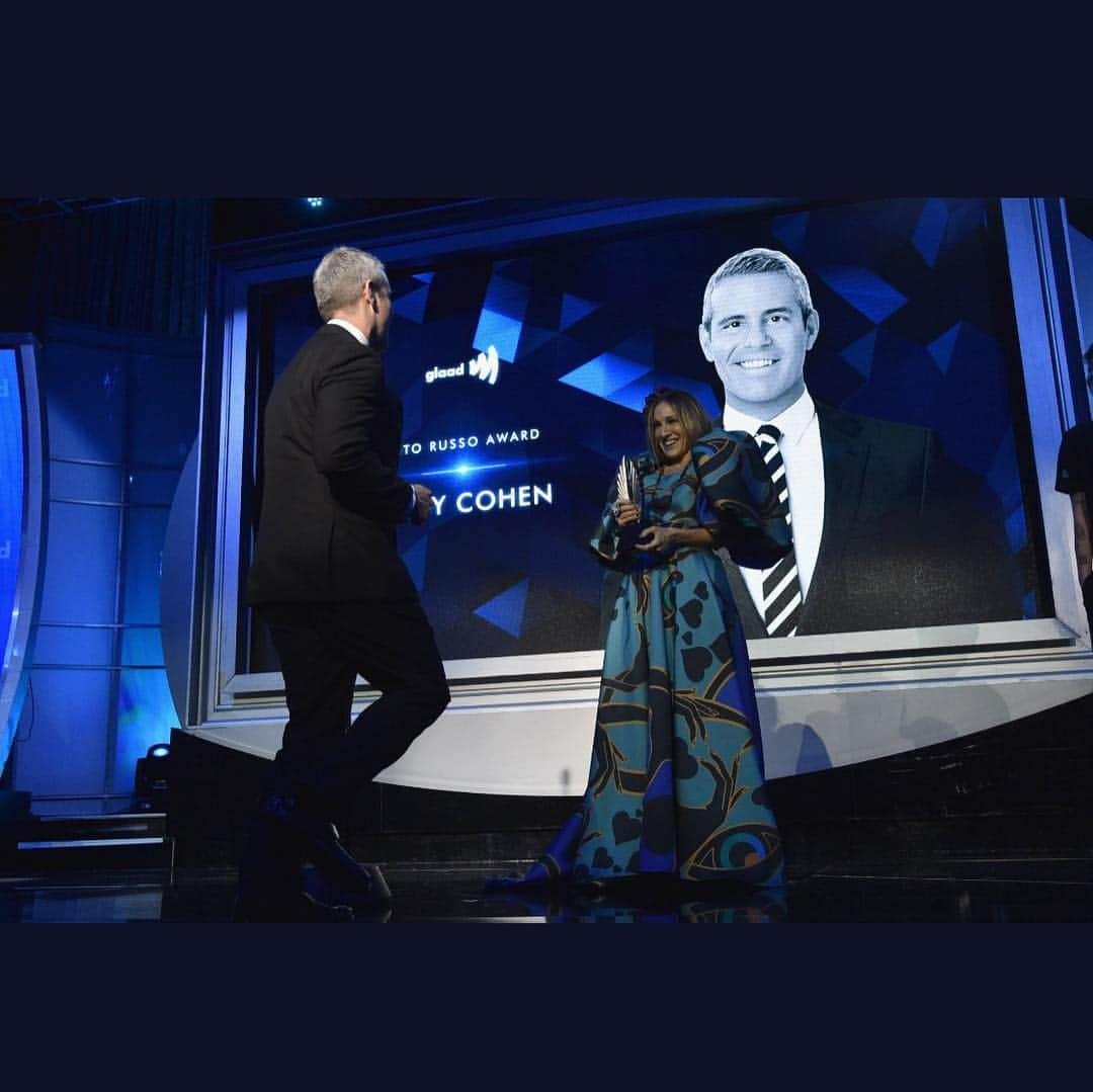 アンディー・コーエンさんのインスタグラム写真 - (アンディー・コーエンInstagram)「What a friend! Thank you @sarahjessicaparker for the incredible tribute last night at the @glaad awards. I’m still processing the love. Also, you’re a poet.  It was an incredibly powerful night that I won’t forget. #glaadawards #grateful #vitorusso」5月5日 23時04分 - bravoandy