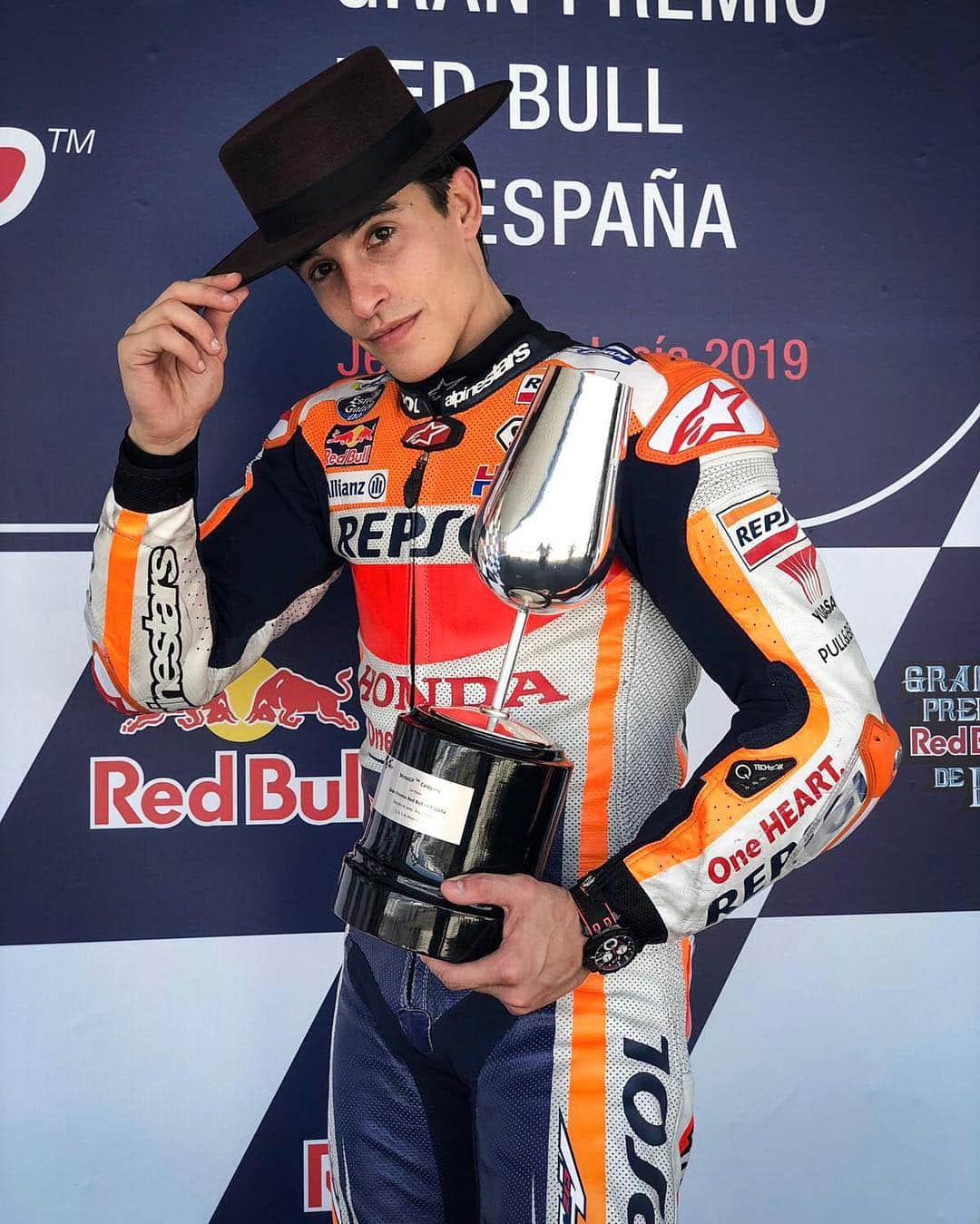 MotoGPさんのインスタグラム写真 - (MotoGPInstagram)「How about @marcmarquez93's new style? 🎩 // #SpanishGP 🇪🇸 #MM93 #MotoGP #Motorcycle #Racing #Motorsport」5月5日 23時04分 - motogp