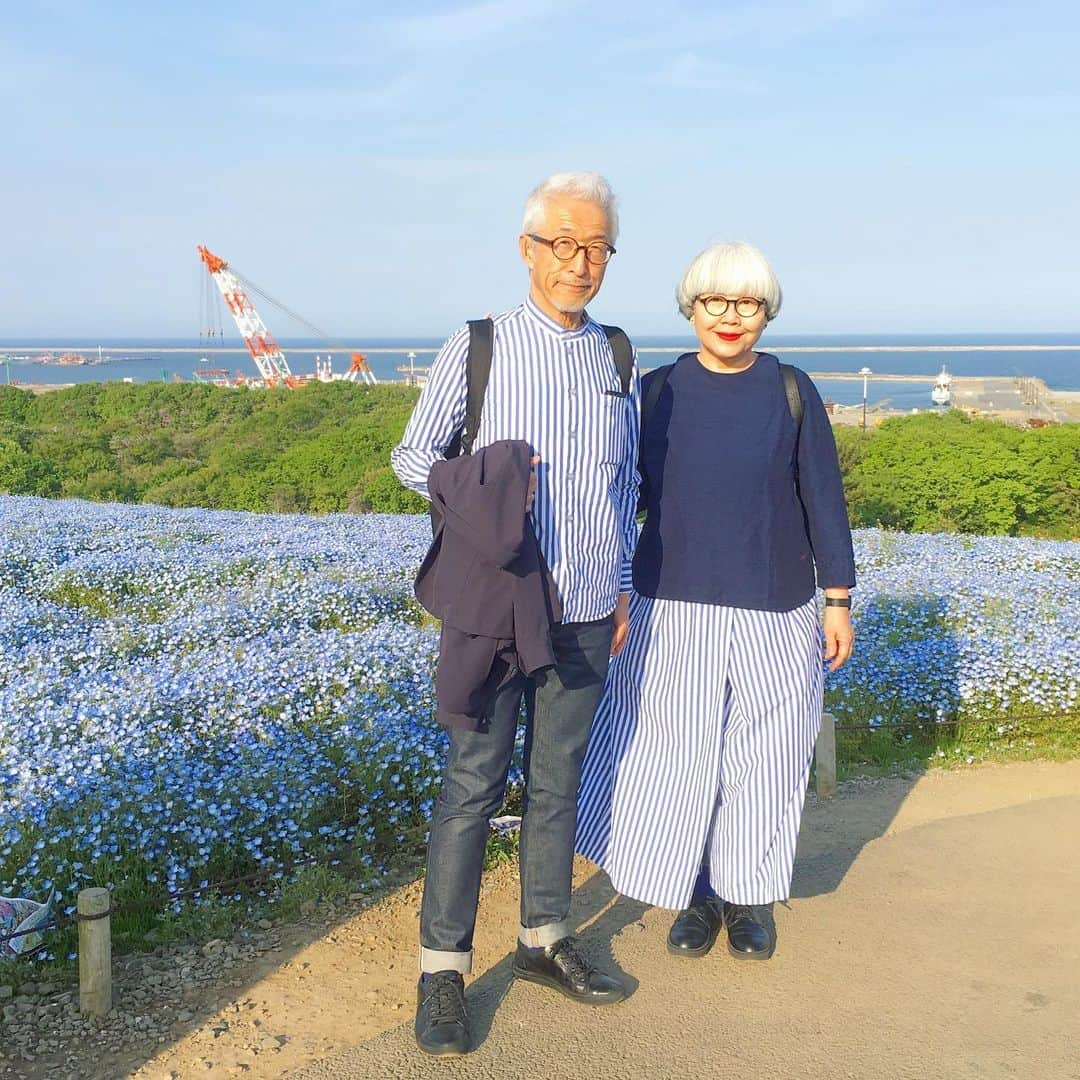 bon ponさんのインスタグラム写真 - (bon ponInstagram)「国営ひたち海浜公園、みはらしの丘のネモフィラを見に行って来ました。 広大な丘に約450万本のネモフィラが咲いている光景は壮観でした💙💙💙 一度この目で見てみたいと思っていた、ネモフィラブルーが広がる景色を見ることができて感動しました😍😍 ひたち海浜公園のネモフィラは、青空のような色の花を咲かせる品種『インシグニスブルー』を使用しているそうです。 ・ ネモフィラに合わせてブルーコーデ💙💙 Sunny Clouds × bonpon ＊bonさんのストライプシャツ(メンズ) ＊ponさんのネイビートップス ＊ponさんのストライプキュロスカート ・ #国営ひたち海浜公園 #ネモフィラ #ネモフィラの丘 #ネモフィラブルー #夫婦 #60代 #ファッション #コーディネート #リンクコーデ #夫婦コーデ #グレイヘア #白髪 #共白髪 #couple #over60 #fashion #coordinate #instafashion #instagramjapan #greyhair #bonpon511」5月5日 23時04分 - bonpon511