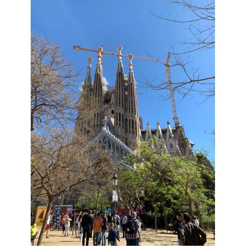 永瀬かおるさんのインスタグラム写真 - (永瀬かおるInstagram)「Sagrada Familia!! . 以前から行ってみたかったSPAIN旅行に行ってきました🇪🇸 サグラダファミリアは完成までに300年かかると言われていたのに、最近の建築技術の進歩により2026年完成予定❗️ なんと半分の150年に短縮👀 行きてるうちに完成しちゃう( ⌓̈ )？✨ それなら今しか見られない建築途中見に行きたーーーい🙌ということで…  圧巻です🤭  #sagradafamilia #spain #trip #antonigaudí #españa #永瀬かおるのスペイン旅 #旅 #旅行 #スペイン #スペイン旅行 #サグラダファミリア #ガウディ #旅ブログ書いてます」5月5日 23時19分 - nagase_kaoru