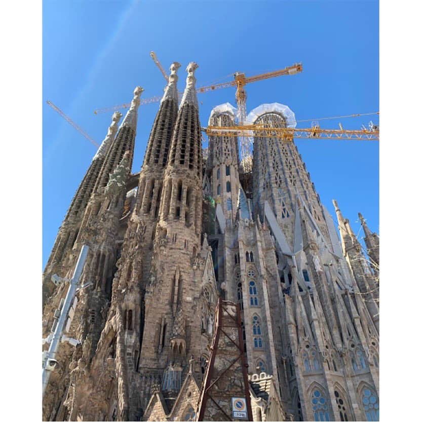 永瀬かおるさんのインスタグラム写真 - (永瀬かおるInstagram)「Sagrada Familia!! . 以前から行ってみたかったSPAIN旅行に行ってきました🇪🇸 サグラダファミリアは完成までに300年かかると言われていたのに、最近の建築技術の進歩により2026年完成予定❗️ なんと半分の150年に短縮👀 行きてるうちに完成しちゃう( ⌓̈ )？✨ それなら今しか見られない建築途中見に行きたーーーい🙌ということで…  圧巻です🤭  #sagradafamilia #spain #trip #antonigaudí #españa #永瀬かおるのスペイン旅 #旅 #旅行 #スペイン #スペイン旅行 #サグラダファミリア #ガウディ #旅ブログ書いてます」5月5日 23時19分 - nagase_kaoru