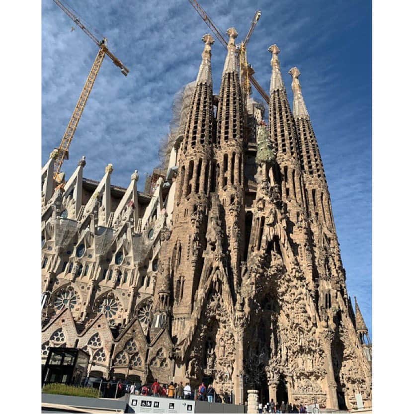 永瀬かおるさんのインスタグラム写真 - (永瀬かおるInstagram)「Sagrada Familia!! . 以前から行ってみたかったSPAIN旅行に行ってきました🇪🇸 サグラダファミリアは完成までに300年かかると言われていたのに、最近の建築技術の進歩により2026年完成予定❗️ なんと半分の150年に短縮👀 行きてるうちに完成しちゃう( ⌓̈ )？✨ それなら今しか見られない建築途中見に行きたーーーい🙌ということで…  圧巻です🤭  #sagradafamilia #spain #trip #antonigaudí #españa #永瀬かおるのスペイン旅 #旅 #旅行 #スペイン #スペイン旅行 #サグラダファミリア #ガウディ #旅ブログ書いてます」5月5日 23時19分 - nagase_kaoru