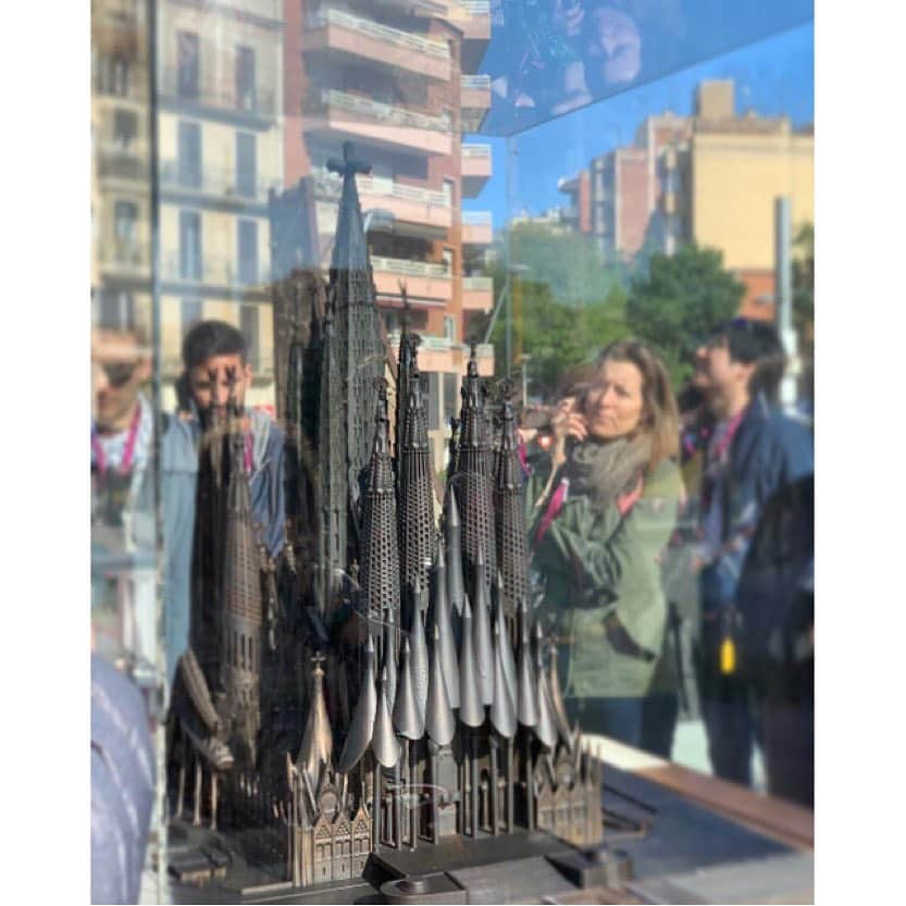 永瀬かおるさんのインスタグラム写真 - (永瀬かおるInstagram)「Sagrada Familia!! . 以前から行ってみたかったSPAIN旅行に行ってきました🇪🇸 サグラダファミリアは完成までに300年かかると言われていたのに、最近の建築技術の進歩により2026年完成予定❗️ なんと半分の150年に短縮👀 行きてるうちに完成しちゃう( ⌓̈ )？✨ それなら今しか見られない建築途中見に行きたーーーい🙌ということで…  圧巻です🤭  #sagradafamilia #spain #trip #antonigaudí #españa #永瀬かおるのスペイン旅 #旅 #旅行 #スペイン #スペイン旅行 #サグラダファミリア #ガウディ #旅ブログ書いてます」5月5日 23時19分 - nagase_kaoru