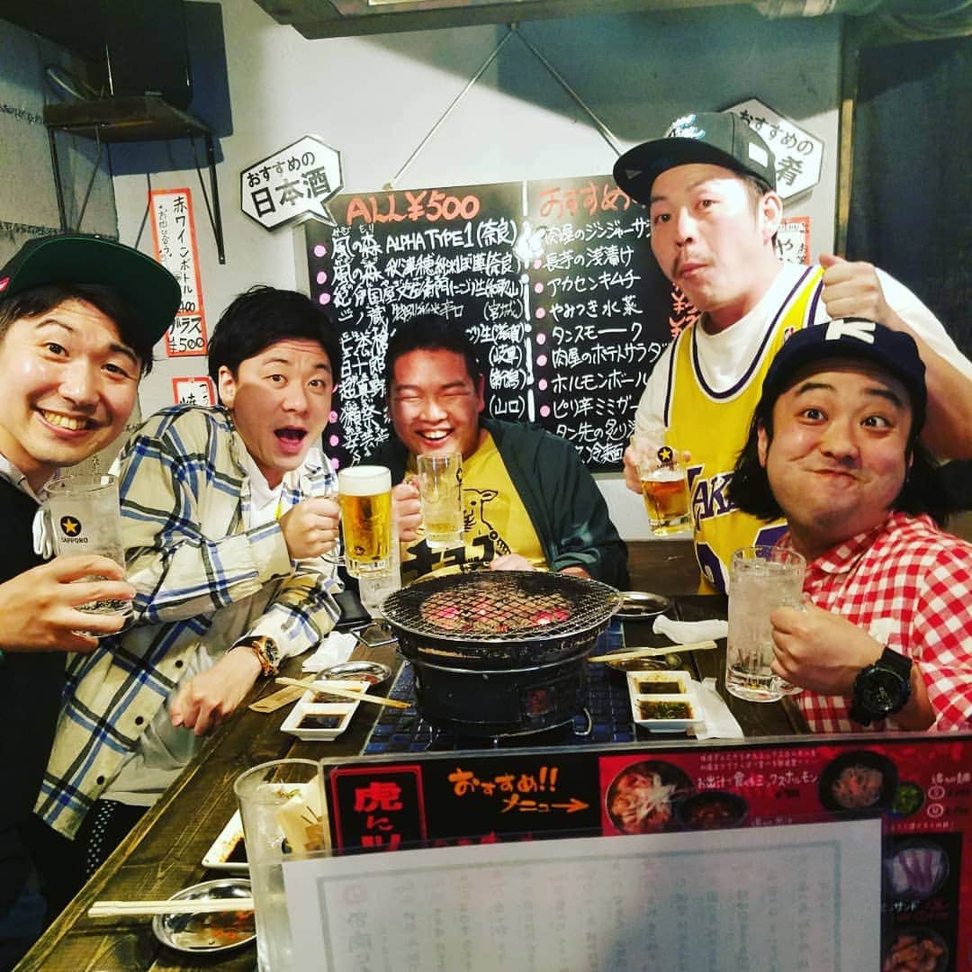レイチェルのインスタグラム：「今宵はNGKでの、  歌のお兄さん(役)終わりに、  新名さんに御馳走になってますよ！  小西くん・けんたくん・野下くんと一緒に、  たぁのぉしぃーーー！！！！！😆😆😆😆💨💨💨💨💨✨✨✨✨✨🎶🎶🎶🎶🎶」