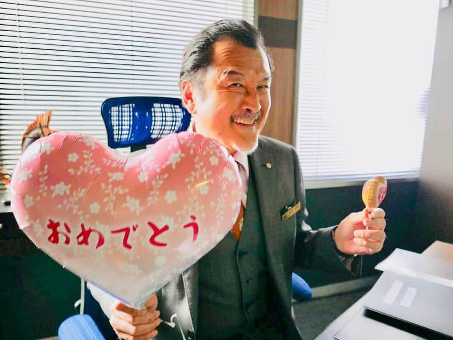 おっさんずラブ 武蔵の部屋さんのインスタグラム写真 - (おっさんずラブ 武蔵の部屋Instagram)「﻿ 5月5日が何の日か、皆様ご存知でしょうか。﻿ ﻿ ルフィの誕生日...﻿ しょこたんの誕生日...﻿ 否、我らがはるたんの誕生日であります。全人類拍手‼️﻿ ﻿ #平成に置いてくるはずが﻿ #なんてこった令和に持ってきてしまいました﻿ #だってしょうがないじゃーん﻿ #生まれた日くらい祝ったっていいじゃーん﻿ #しかし本日は出勤日なもんで﻿ #こっそり部長室で﻿ #ひとりでお歌を歌います﻿ #はっぴばーすでーはるたーん🎶﻿ #香港にいる君に届け﻿ #君が生まれてくれてよかったお﻿ #春田創一誕生祭2019」5月5日 23時15分 - musashis_room