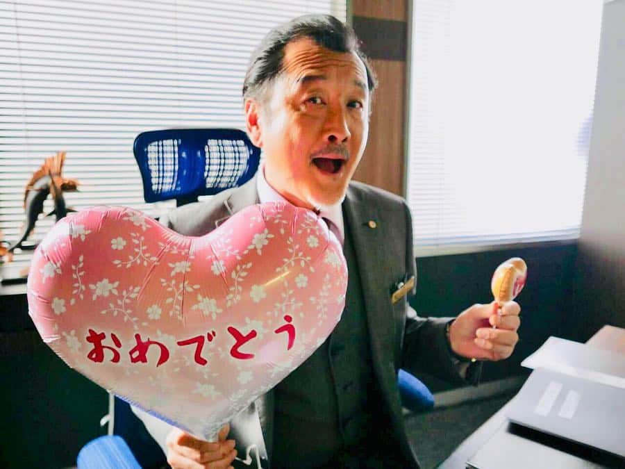 おっさんずラブ 武蔵の部屋のインスタグラム：「﻿ 5月5日が何の日か、皆様ご存知でしょうか。﻿ ﻿ ルフィの誕生日...﻿ しょこたんの誕生日...﻿ 否、我らがはるたんの誕生日であります。全人類拍手‼️﻿ ﻿ #平成に置いてくるはずが﻿ #なんてこった令和に持ってきてしまいました﻿ #だってしょうがないじゃーん﻿ #生まれた日くらい祝ったっていいじゃーん﻿ #しかし本日は出勤日なもんで﻿ #こっそり部長室で﻿ #ひとりでお歌を歌います﻿ #はっぴばーすでーはるたーん🎶﻿ #香港にいる君に届け﻿ #君が生まれてくれてよかったお﻿ #春田創一誕生祭2019」