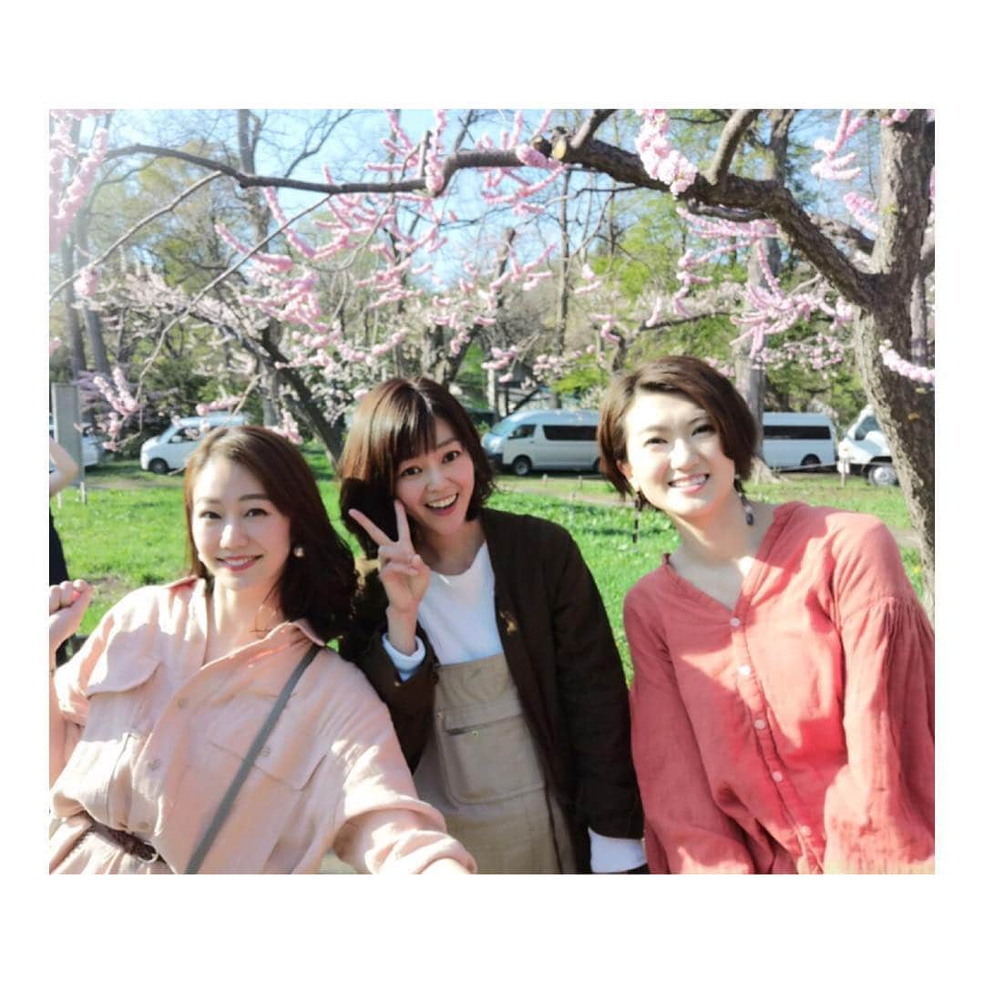 喜多よしかさんのインスタグラム写真 - (喜多よしかInstagram)「梅の花と桜、両方楽しめちゃった🙆‍♀️🌸 ・ 「梅の花は梅の香りがするのだろうか」という疑問に付き合ってくれた優しいちえちゃん😂💓 ・ #結果鼻炎のためわからず #優しい #けいちゃんちえちゃん #ありがとう ❤️ #円山公園 #お花見」5月5日 23時25分 - yoshika_1002_official