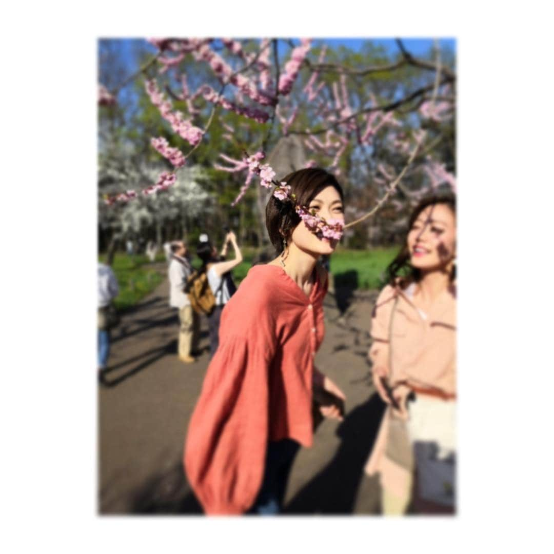 喜多よしかさんのインスタグラム写真 - (喜多よしかInstagram)「梅の花と桜、両方楽しめちゃった🙆‍♀️🌸 ・ 「梅の花は梅の香りがするのだろうか」という疑問に付き合ってくれた優しいちえちゃん😂💓 ・ #結果鼻炎のためわからず #優しい #けいちゃんちえちゃん #ありがとう ❤️ #円山公園 #お花見」5月5日 23時25分 - yoshika_1002_official