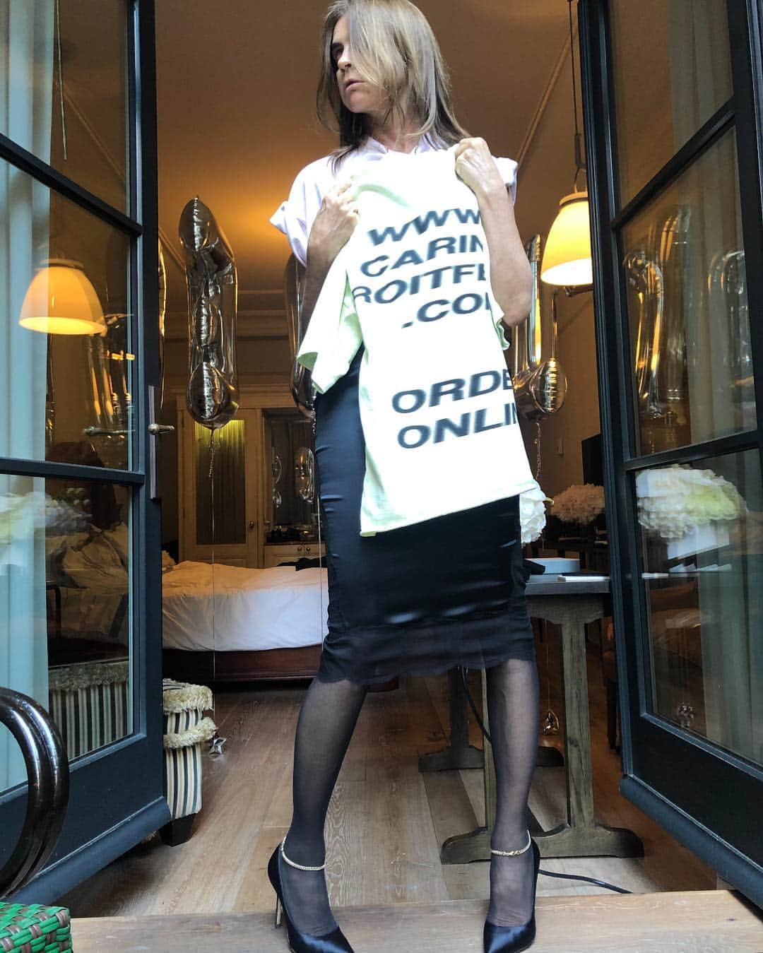カリーヌ・ロワトフェルドのインスタグラム：「See you today NYC, 158 Mercer street! 2 to 4 pm, signing the T-shirt in collaboration with yeezy!🖤 7 lovers 7 cities @carineroitfeldparis Carineroitfeldparis #kanyewest @kimkardashian #7lovers」