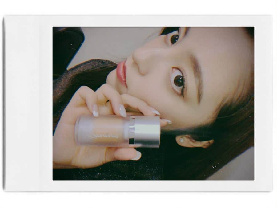 鍋谷真子のインスタグラム：「. @cosmekitchen で新作アイテムを探すのが最近のマイブーム♥︎ . . ✔︎ #mmm のお化粧下地💄 かなり細かいラメが入ってて、塗った時に出る艶感に一目惚れして購入😻 . ✔︎ #aromapre  アロマプレのギフトカード💌 これはプレゼントされた人がコードを入力するだけで、 ネットで好きな香りを選べて後日アロマオイルが届くシステム😳! プレゼントや母の日におすすめ♥︎ . #化粧下地 #make #cosmekitchen #mmm #ムー #カラーチューナー #アロマプレ #アロマオイル #プレゼント #コスメキッチン」