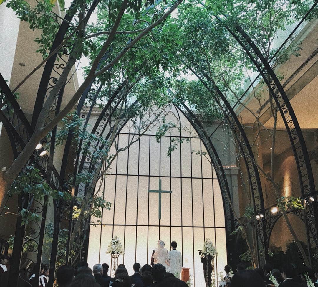 のインスタグラム：「. . 大好きな大好きな親友の 結婚式に参列してきました❤︎ . 私にとっては人生初の結婚式。 . 幸せ溢れる新郎新婦から たくさーん幸せを分けてもらえて 感動してきゅんとして もうね、感情がめまぐるしかったです！ . はぁ素敵だったな(;_;)❤︎ 本物のお姫様と王子様だった(;_;)❤︎ . 温かくて優しい笑顔に包まれた 幸せなひと時をありがとう❤︎ . そして心からご結婚おめでとうございます💍 末永くお幸せにね！ . #結婚 #結婚式 #披露宴 #親友 #ウェディング #おめでとう #happywedding #bestfriend #bff #💍 .」