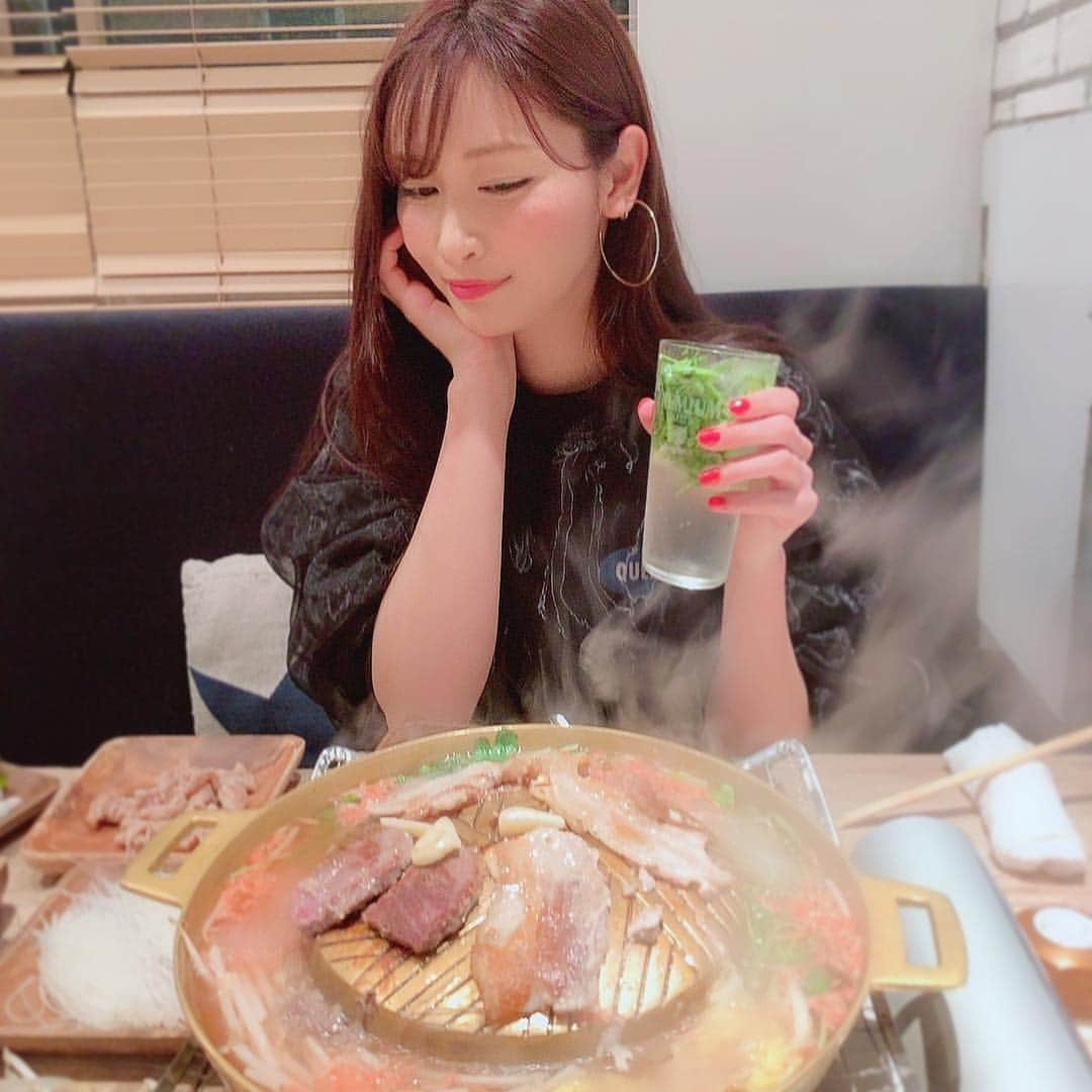 横町ももこさんのインスタグラム写真 - (横町ももこInstagram)「💖 . Muuでタイ式焼肉"ムーガタ"を爆食い❤️ . 野菜とお肉をたくさん食べれてヘルシーで、4種類のタレを組み合わせていろんな味で楽しめてめちゃくちゃ美味しかった💓 . タイ料理だいすきだからまた行くうう😋💕 . #タイ料理#ムートウキョウ#ムー#MuuTokyo#Muu#田町#thaifood#thailand#ムーガタ #高橋みなみ さん #焼肉#bbq#dinner#グルメ#東京グルメ#tokyo#パクチー#激辛グルメ#カプサイシンももこ#激辛部#yummy#japanesefood#ごちそうさまでした#happy」5月5日 23時23分 - momochadayo