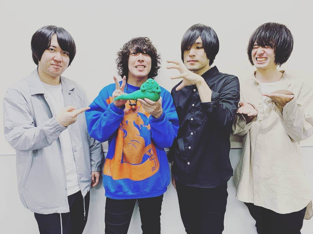 古賀隼斗さんのインスタグラム写真 - (古賀隼斗Instagram)「5/5 VIVA LA ROCK 2019  セットリスト シルエット ウォーリーヒーロー ハグルマ ネリネ 結晶星 盛者必衰の理、お断り フルドライブ バトンロード まっさら(新曲)  いやはや熱量のあるライブでした。 まっさら初披露、いかがでしたか？  トレンドにも乗ったらしく、良いライブが出来たのかな、と思います。 楽しいだけのライブじゃなく 色々なものを持って帰って貰えるライブになるといいな。」5月5日 23時24分 - kanaboontuna