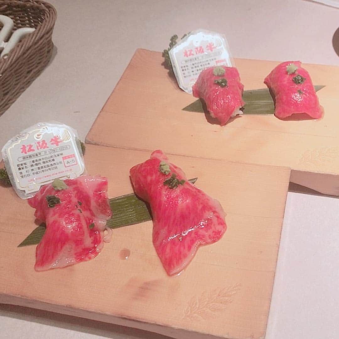 二宮さくらさんのインスタグラム写真 - (二宮さくらInstagram)「念願の肉寿司…！ 面接終わりにマネさんにちょっと遅れた誕生日祝い連れてってもらいました( ◜ω◝ )  肉寿司もタンも大好きだからニッコニコでした👼🏻✨ #レオーネプロモーション #肉寿司 #焼肉 #蟹 #ホタテ #タン #松阪牛」5月5日 23時24分 - ninomiyasakura419
