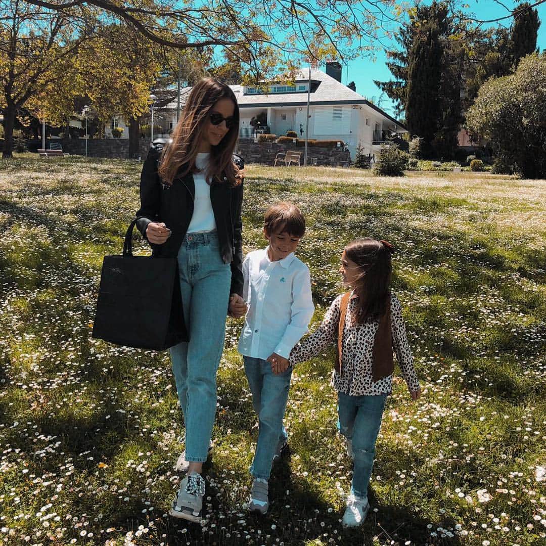 ビクトル・サンチェス・マタのインスタグラム：「Feliz día mami!😍😍 Te adoramos y estamos super orgullosos de ti!! @cristina_vj  #happymothersday #family」